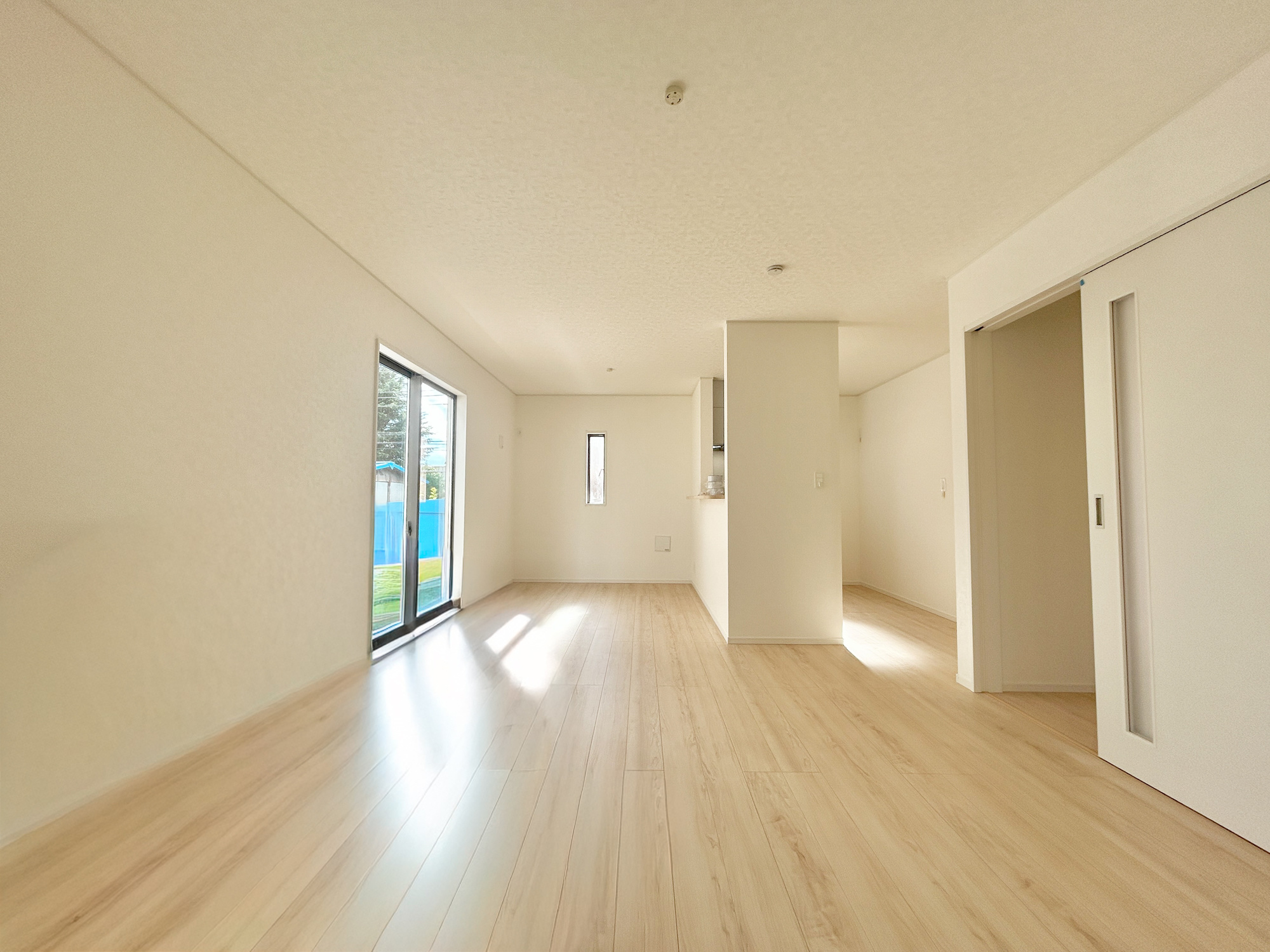 前橋市大利根町第2　新築住宅全2棟の居間・リビング|室内にいても、たっぷりの陽光と爽やかな風を感じて頂ける、開放感あふれるリビングです。
ご家族と穏やかに過ごす、心地の良い時間が流れます。