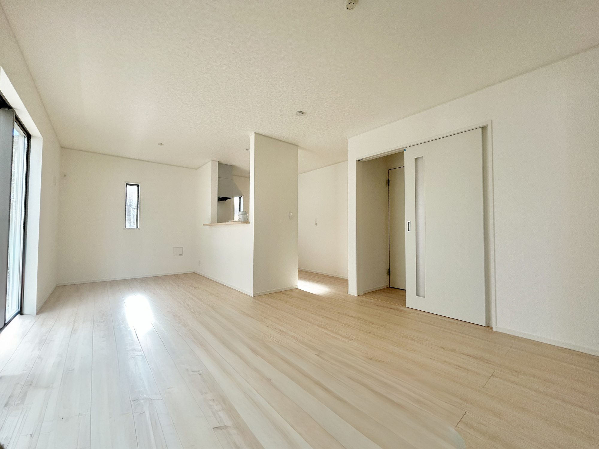 前橋市大利根町第2　新築住宅全2棟の居間・リビング|オープンな空間を生み出す、こだわりの広がりとゆとり。家族と過ごす時間を大切にしたい方にぴったりの明るくゆとりある住空間です。南側の窓からの日差しがリビングの隅々までしっかりと届きます！ 