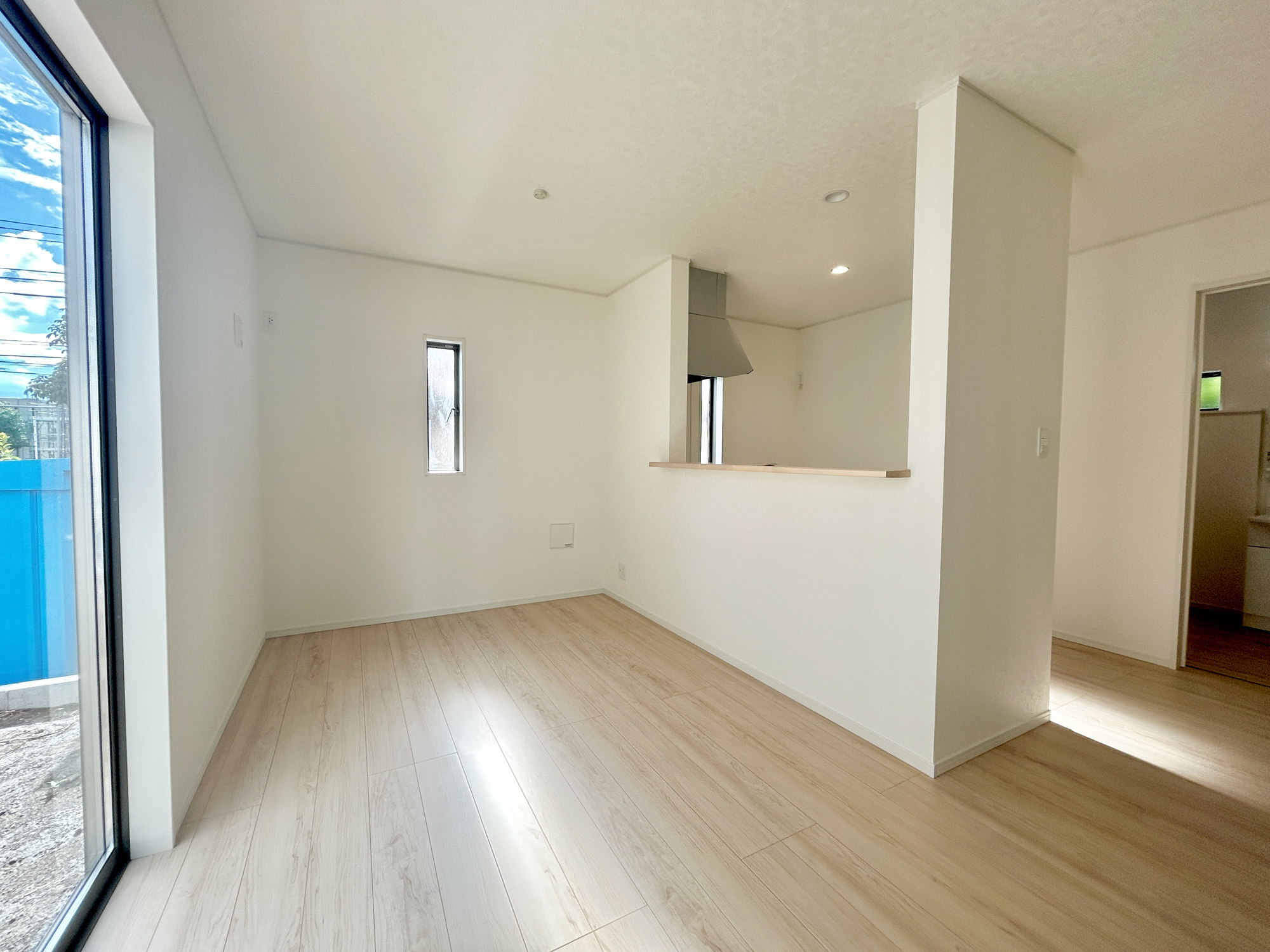 前橋市大利根町第2　新築住宅全2棟のキッチン|ここにはみんなが集い、食事と楽しい会話が始まる。話に夢中になりすぎて、ついつい時を忘れてしまう。そんな束の間の幸せを感じさせてくれる場所。