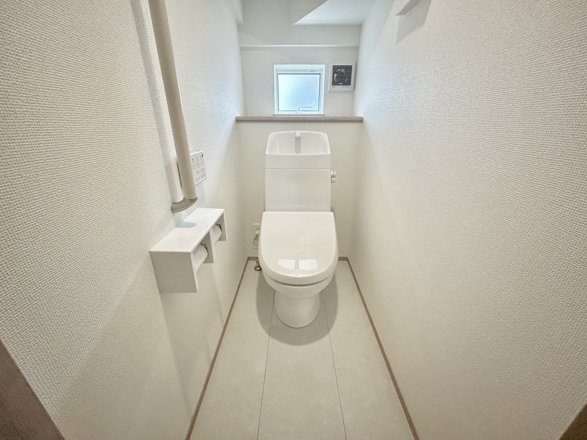 前橋市六供町1丁目　新築住宅全1棟のトイレ|節水型でエコなトイレには、今では当たり前の洗浄付き。便座を温める機能もついていて、居心地良くてトイレから出られなくなるかも！換気用に換気扇はもちろん、窓も着いているので常に快適ですね♪