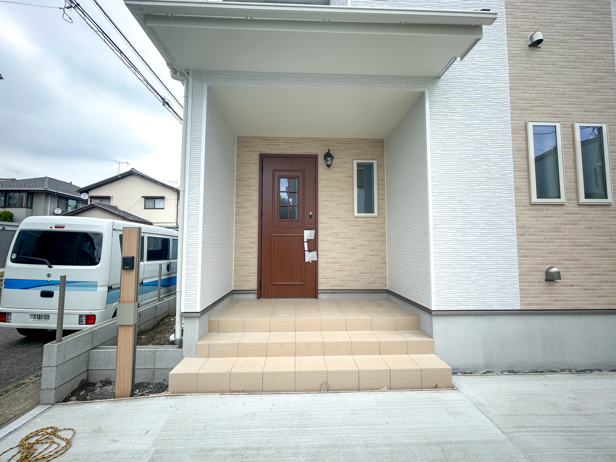 前橋市六供町1丁目　新築住宅全1棟の玄関|明るく優しいイメージの玄関アプローチ。玄関上は屋根があるので雨の心配いらず♪