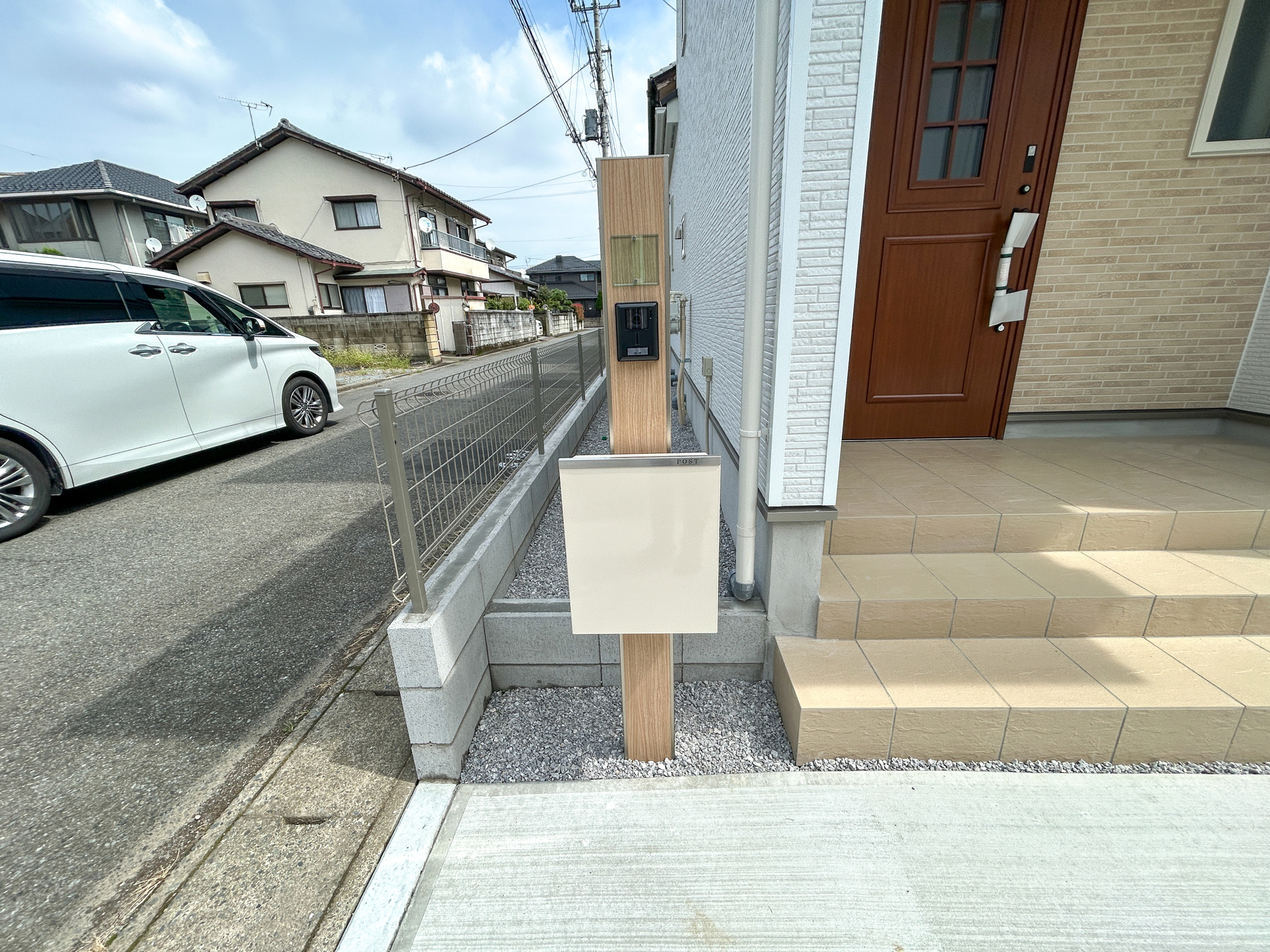 前橋市六供町1丁目　新築住宅全1棟の設備|おしゃれな機能ポールにはポスト、インターフォン、表札設置可能です♪	