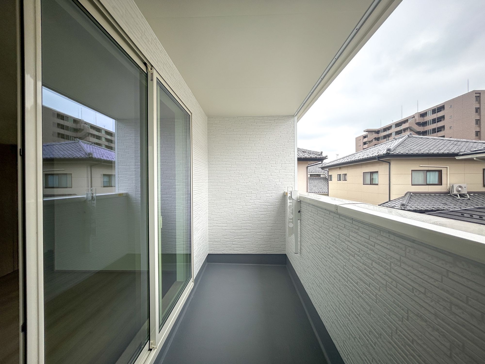 前橋市六供町1丁目　新築住宅全1棟のバルコニー|開放的なバルコニーは見晴らしもよく、太陽の温かな温もりをめいっぱい受け止めてくれます。太陽の光と爽やかな風を受けたお洗濯物はあっという間に乾き、取りこむ時には太陽の匂いを感じられそうですね。