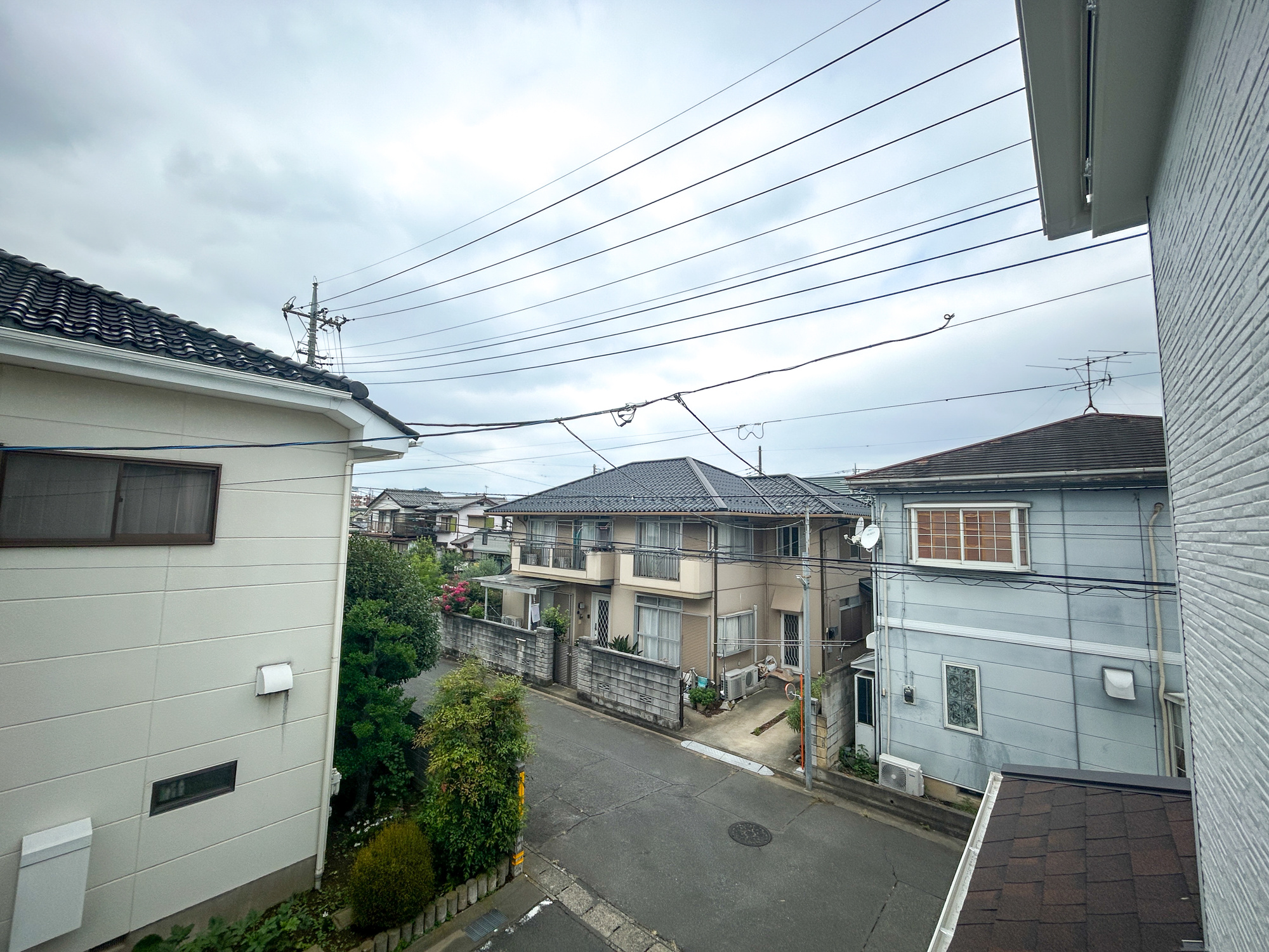 前橋市六供町1丁目　新築住宅全1棟の展望|閑静な住宅地で子育て家族にピッタリ。毎日のお散歩も快適な緑に恵まれたエリアで、自然に包まれた穏やかな暮らしを実現するための、ゆとりある住環境が整っています。緑の潤いを感じながらホッと生活できそう。