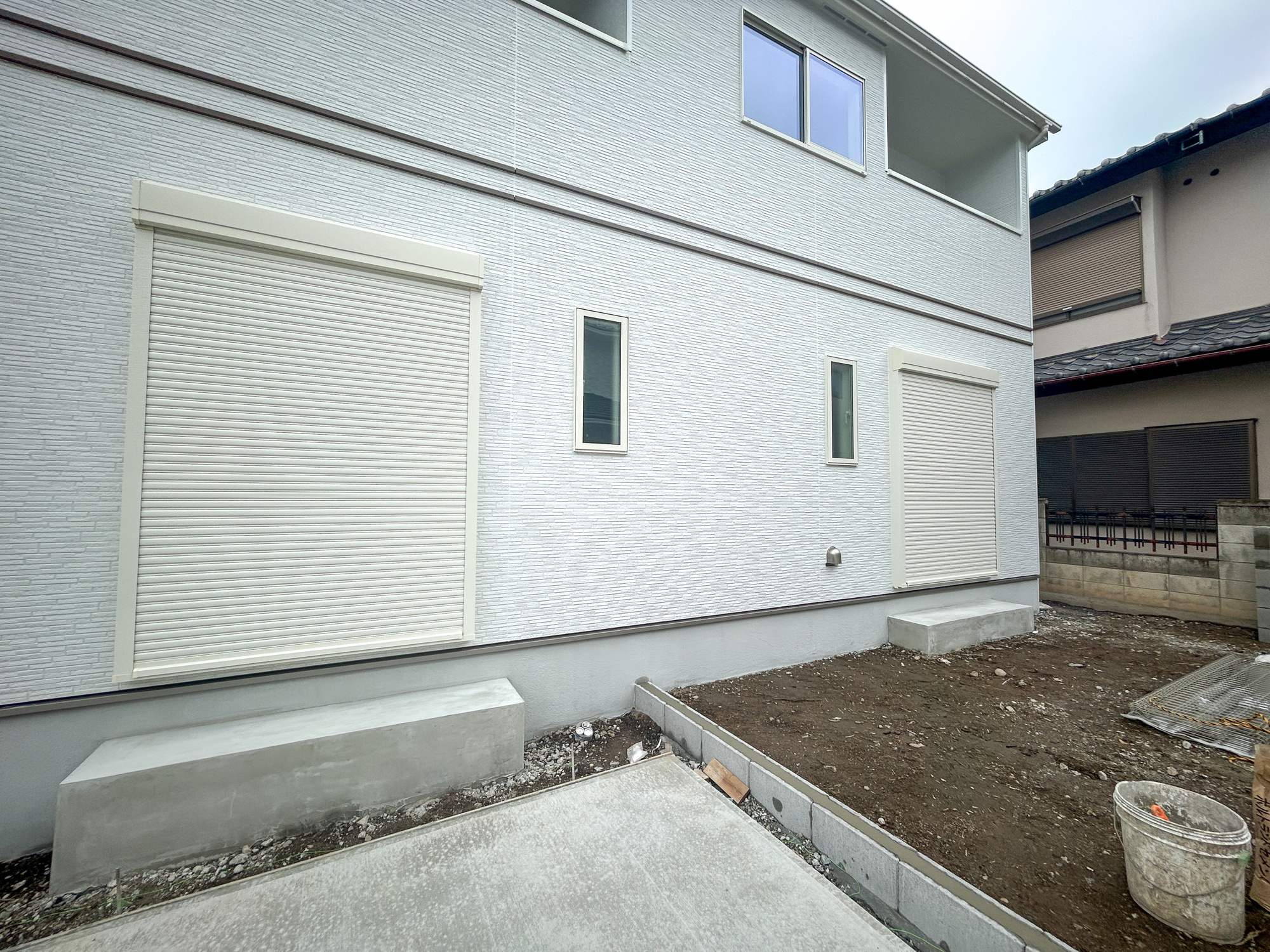 前橋市六供町1丁目　新築住宅全1棟の防犯設備|防風、防犯、防音、断熱と様々な効果を発揮するシャッター付きです♪	