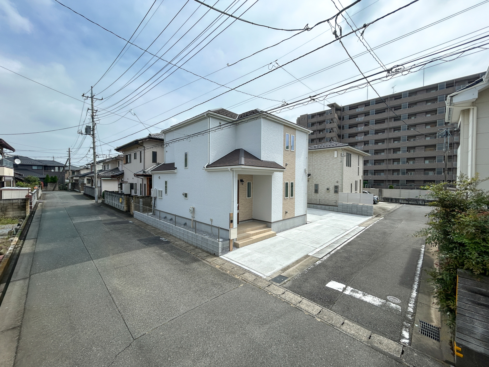 前橋市六供町1丁目　新築住宅全1棟の前面道路含む現地写真|閑静な住宅地で子育て家族にピッタリ。毎日のお散歩も快適な緑に恵まれたエリアで、自然に包まれた穏やかな暮らしを実現するための、ゆとりある住環境が整っています。

