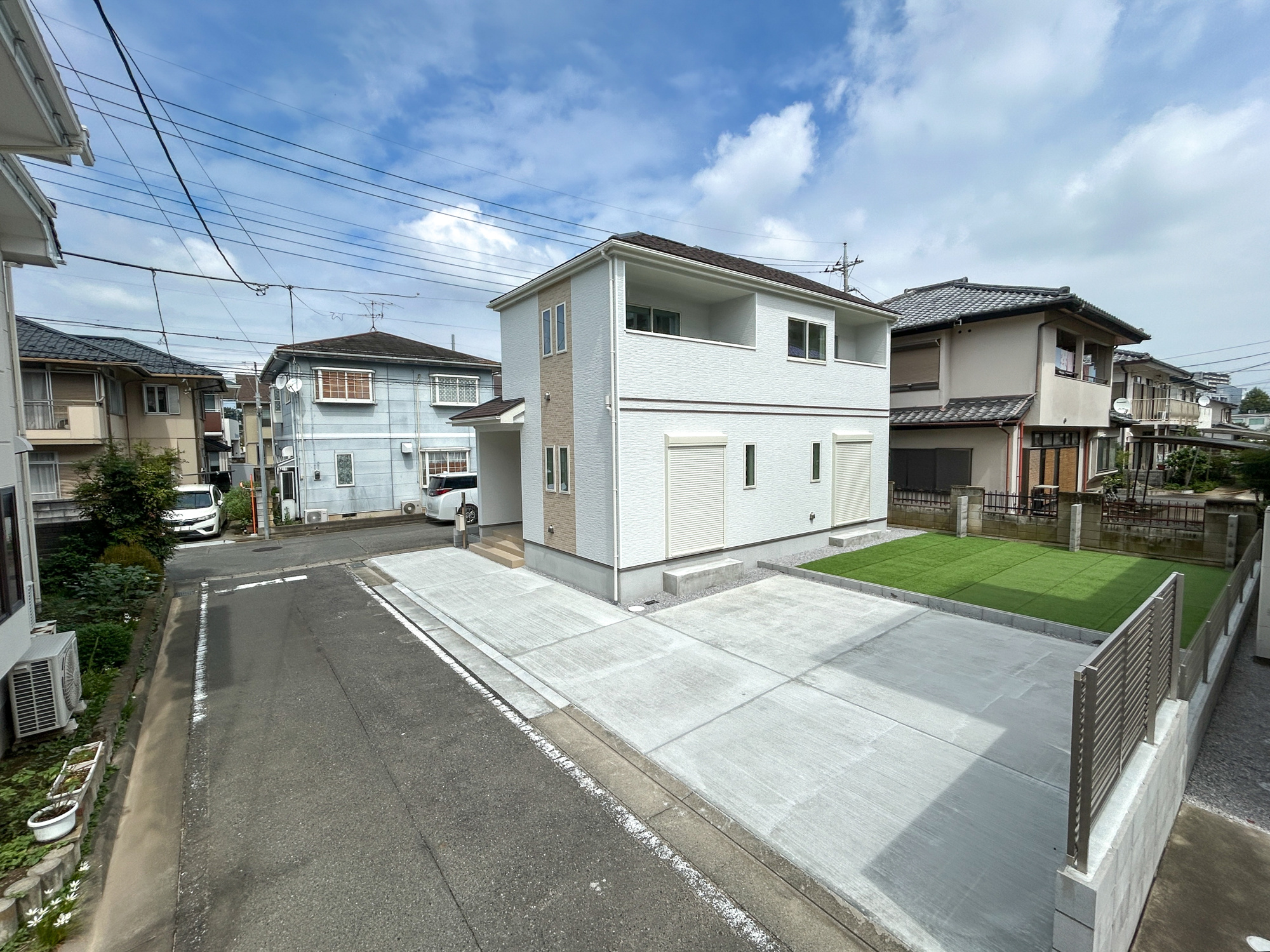 前橋市六供町1丁目　新築住宅全1棟の前面道路含む現地写真|低層の一戸建てを中心とした街並みが整然と続き、周辺は高い建物が建っていないので、採光や開放性に恵まれ、空が広く緑の多い閑静な趣を感じる環境です。

