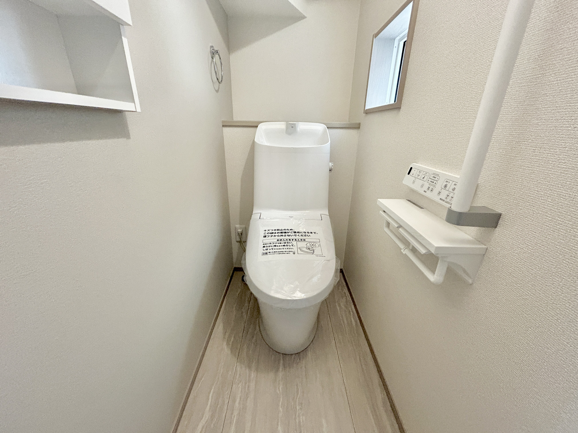 前橋市元総社町第3期　新築住宅全1棟のトイレ|節水型でエコなトイレには、今では当たり前の洗浄付き。便座を温める機能もついていて、居心地良くてトイレから出られなくなるかも！換気用に換気扇はもちろん、窓も着いているので常に快適ですね♪