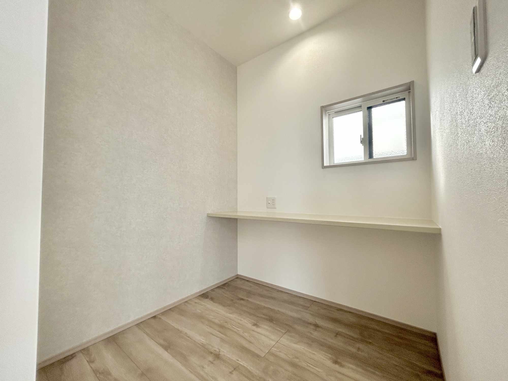 前橋市元総社町第3期　新築住宅全1棟のその他|2階洋室にはカウンターが備えついてるので書斎としても活用できます♪