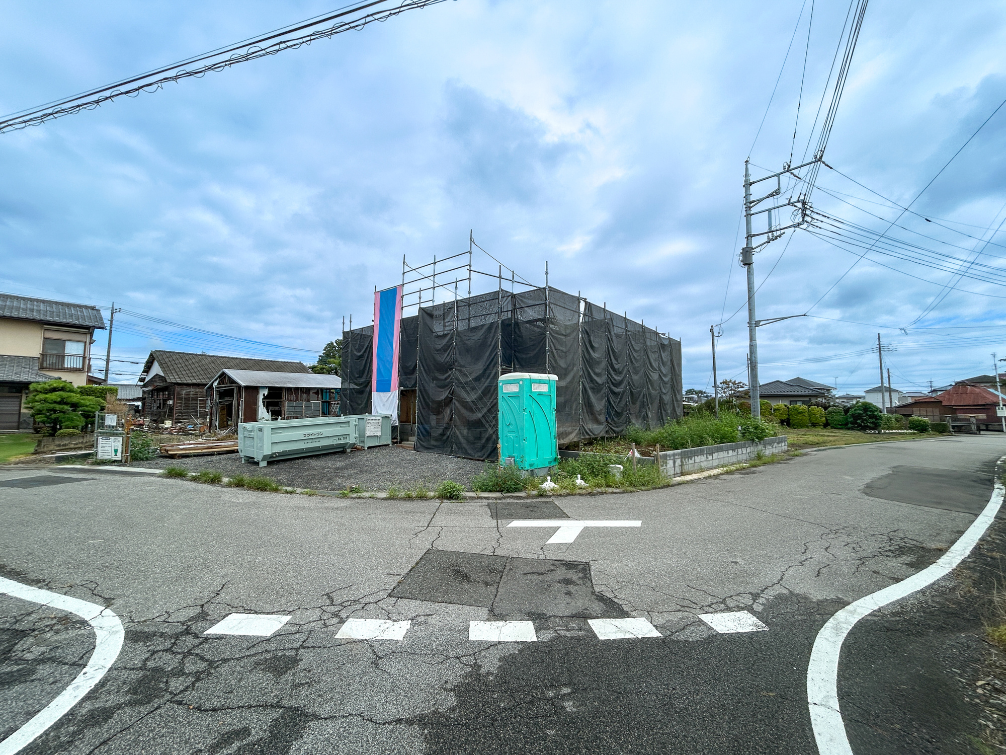伊勢崎市田中町第2　新築住宅全1棟の前面道路含む現地写真|閑静な住宅地で子育て家族にピッタリ。毎日のお散歩も快適な緑に恵まれたエリアで、自然に包まれた穏やかな暮らしを実現するための、ゆとりある住環境が整っています。

