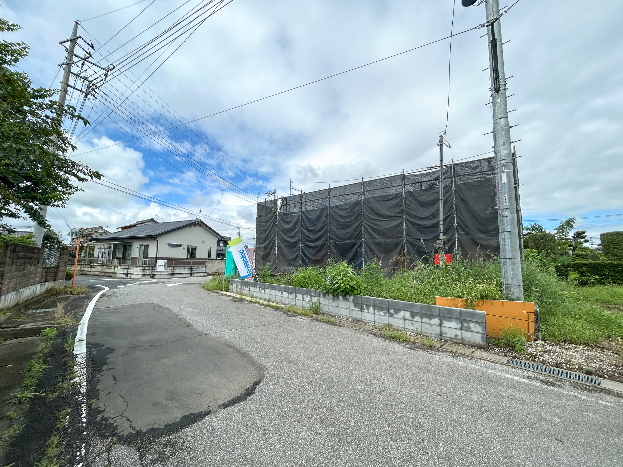 伊勢崎市田中町第2　新築住宅全1棟の前面道路含む現地写真|低層の一戸建てを中心とした街並みが整然と続き、周辺は高い建物が建っていないので、採光や開放性に恵まれ、空が広く緑の多い閑静な趣を感じる環境です。

