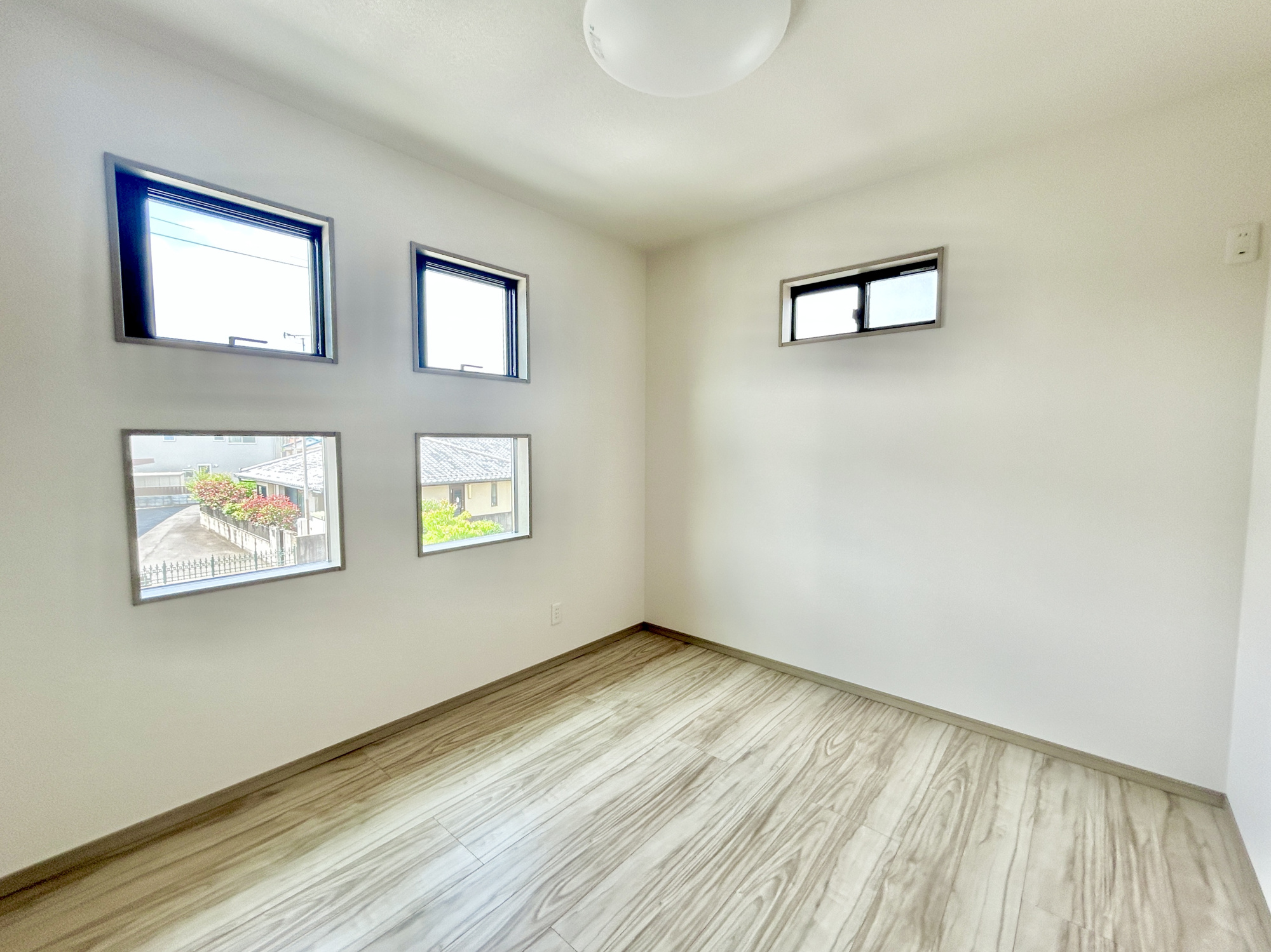 伊勢崎市新栄町第3期　新築住宅全1棟の洋室|木目のフローリングが暖かみのある室内に。明るい寝室で心地のいい朝を迎えられそう。