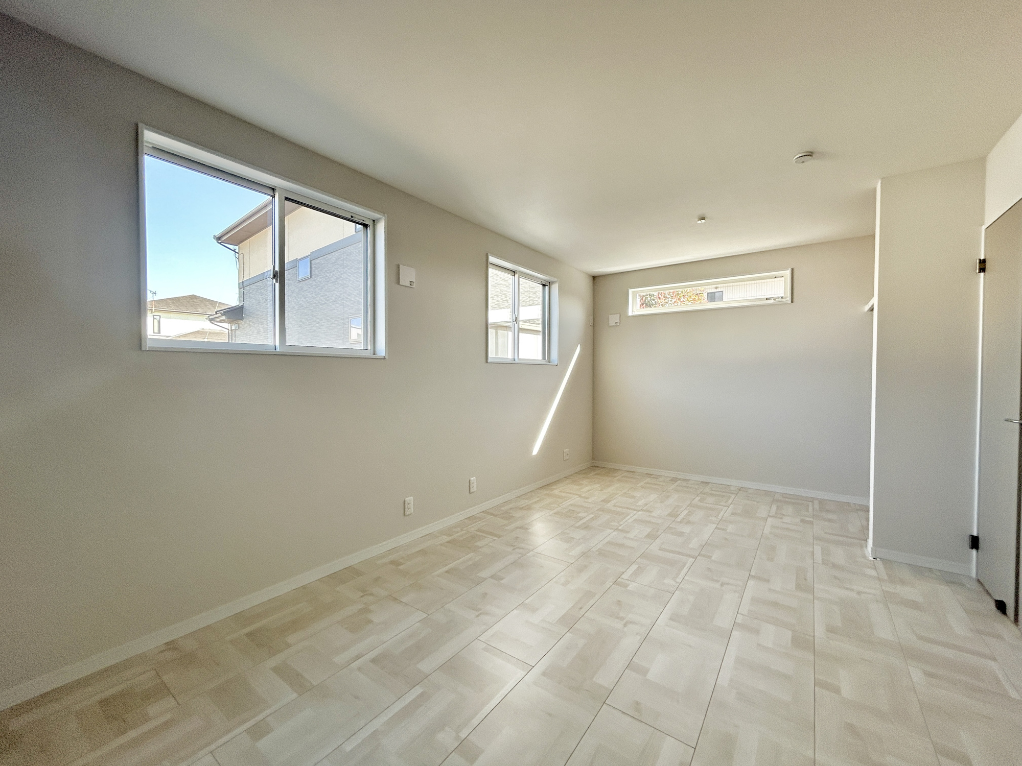 伊勢崎市上諏訪町　新築住宅全1棟の洋室|通風・採光にも優れ、心地よい光と風があふれています。 贅沢といえるほどの豊かな居住性と、プライドを満たすクオリティが見事に調和した住空間。