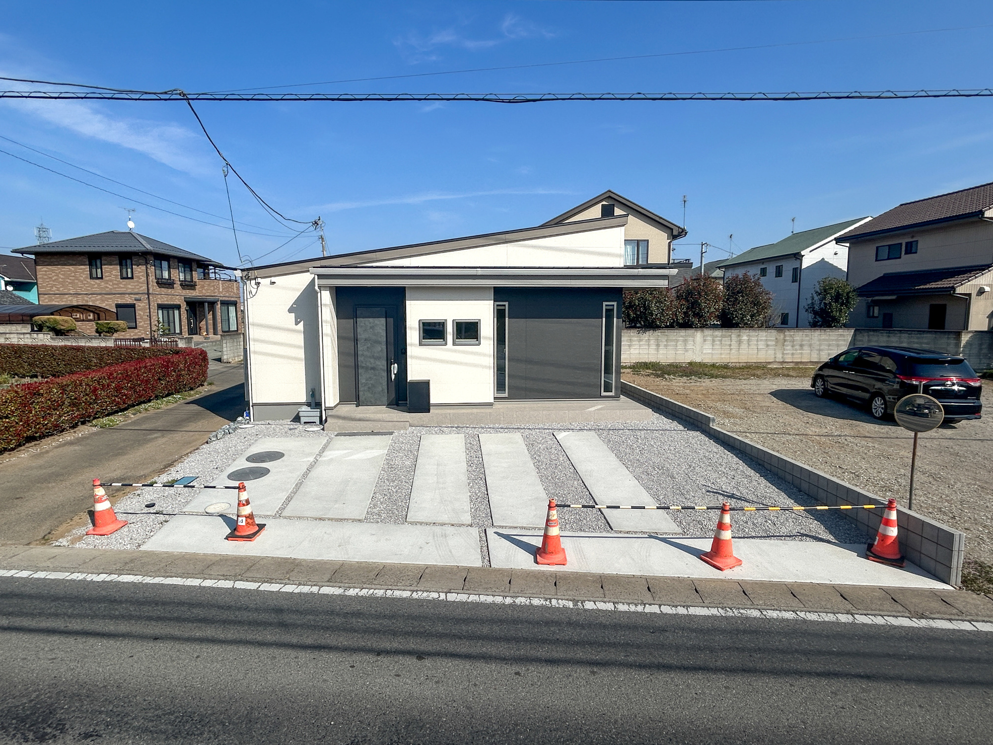 伊勢崎市上諏訪町　新築住宅全1棟の駐車場|車庫土間施工済み、駐車3台可能です(^^♪
