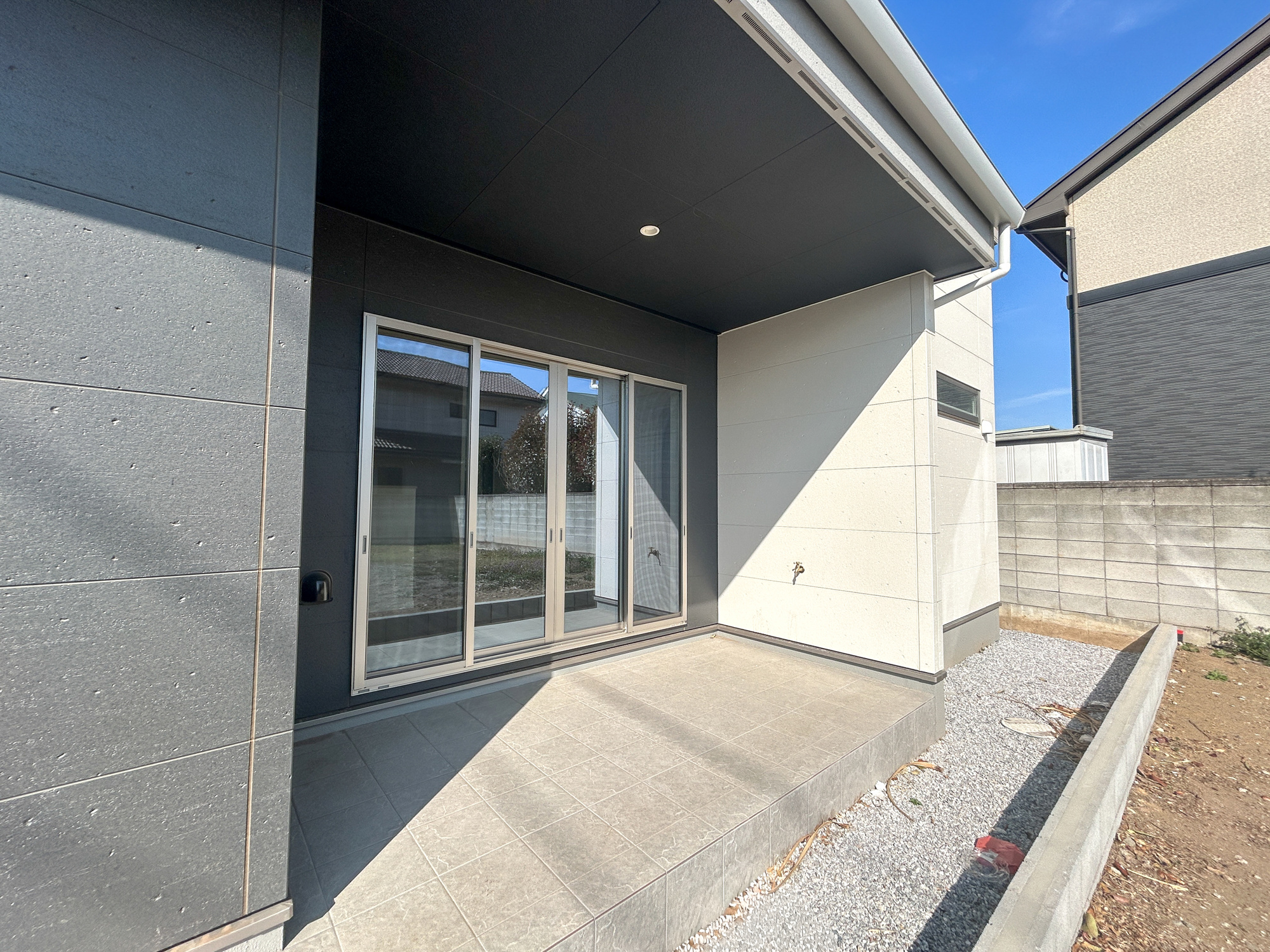 伊勢崎市上諏訪町　新築住宅全1棟のその他|窓の外にポーチがあると、雨や日差しを防ぎながら外の空間を活用でき、洗濯やくつろぎの場として便利です♪