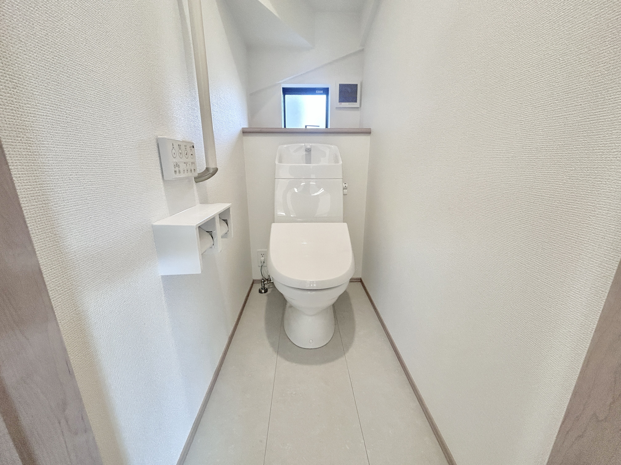 前橋市朝倉町3丁目　　新築住宅全1棟のトイレ|節水型でエコなトイレには、今では当たり前の洗浄便座付き。便座を温める機能もついていて、居心地良くてトイレから出られなくなるかも！換気用に換気扇はもちろん、窓も着いているので常に快適ですね♪
