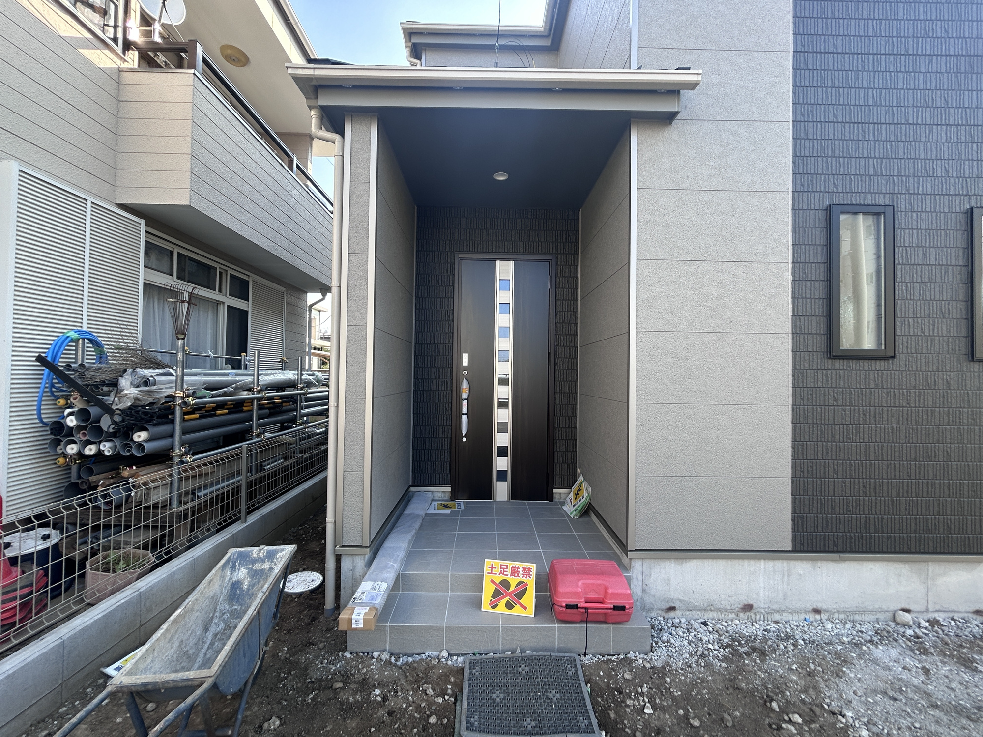 前橋市朝倉町3丁目　　新築住宅全1棟の玄関|玄関上は屋根があるので雨の心配いらず♪
