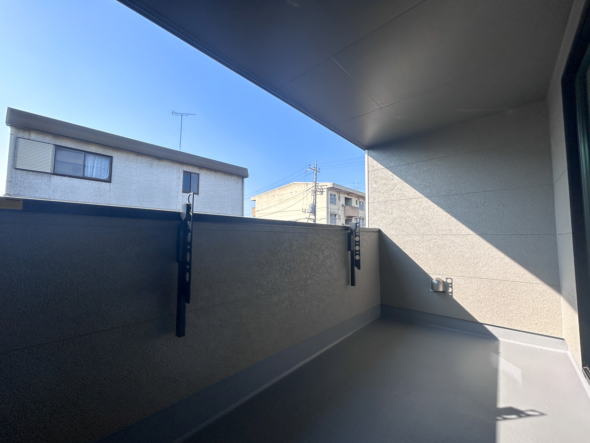 前橋市朝倉町3丁目　　新築住宅全1棟のバルコニー|南向きで陽当りの良いバルコニーは、物干しセットを追加すれば、一度にたくさんのお洗濯物が干せるのが魅力！バルコニーは洗濯物を干すだけの場所じゃなく、家族のゆとりのある時間を演出するプライベート空間。
