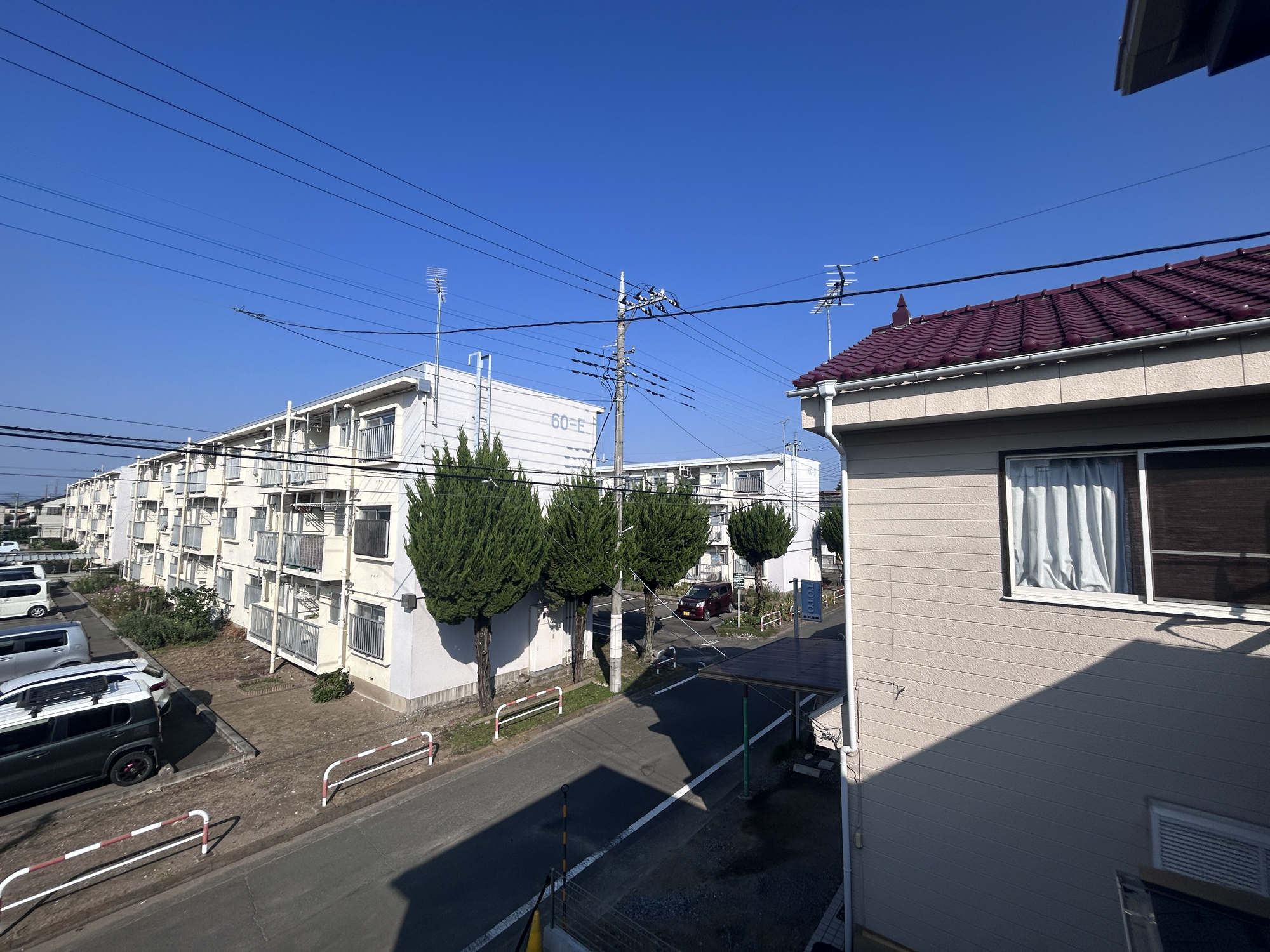 前橋市朝倉町3丁目　　新築住宅全1棟の展望|前面道路は閑静な住宅地をはしる車通りの少ない道路。お車の出し入れが苦手なママや小さなお子様にも安心ですね。しっかり舗装もされているので、ベビーカーや自転車で通っても快適に通行できます。
