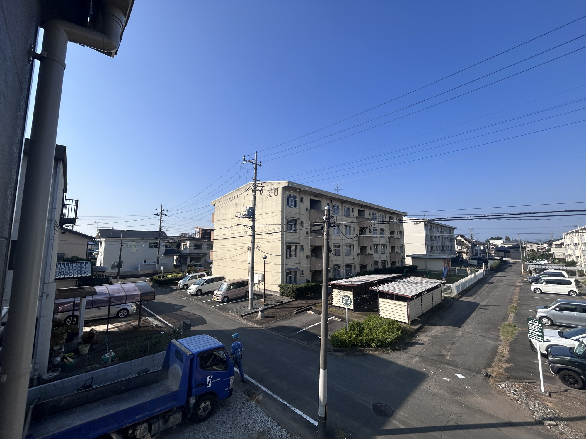前橋市朝倉町3丁目　　新築住宅全1棟の展望|低層の一戸建てを中心とした街並みが整然と続き、周辺は高い建物が建っていないので、採光や開放性に恵まれ、空が広く緑の多い閑静な趣を感じる環境です。

