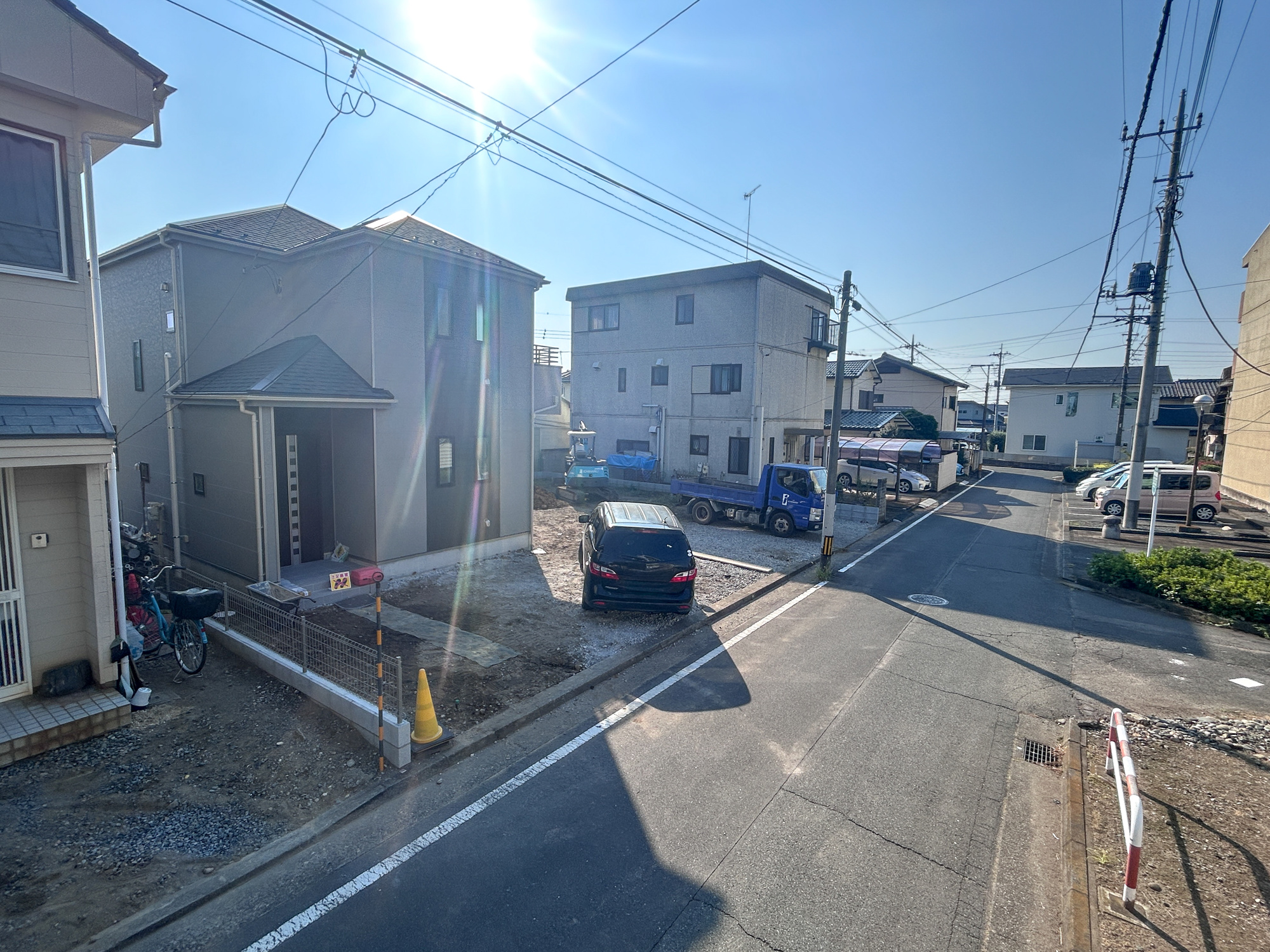 前橋市朝倉町3丁目　　新築住宅全1棟の前面道路含む現地写真|低層の一戸建てを中心とした街並みが整然と続き、周辺は高い建物が建っていないので、採光や開放性に恵まれ、空が広く緑の多い閑静な趣を感じる環境です。

