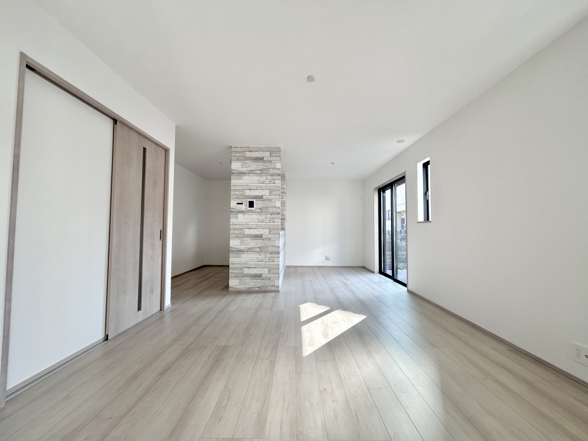 前橋市朝倉町3丁目　　新築住宅全1棟の居間・リビング|大切なご家族が集まるからこそＬＤＫはこだわりたい！休日はおひさまの光をたっぷりと取りこめるリビングでゆったりと過ごしませんか？子供たちが元気に笑いながら走り回っても十分な広さの空間です。
