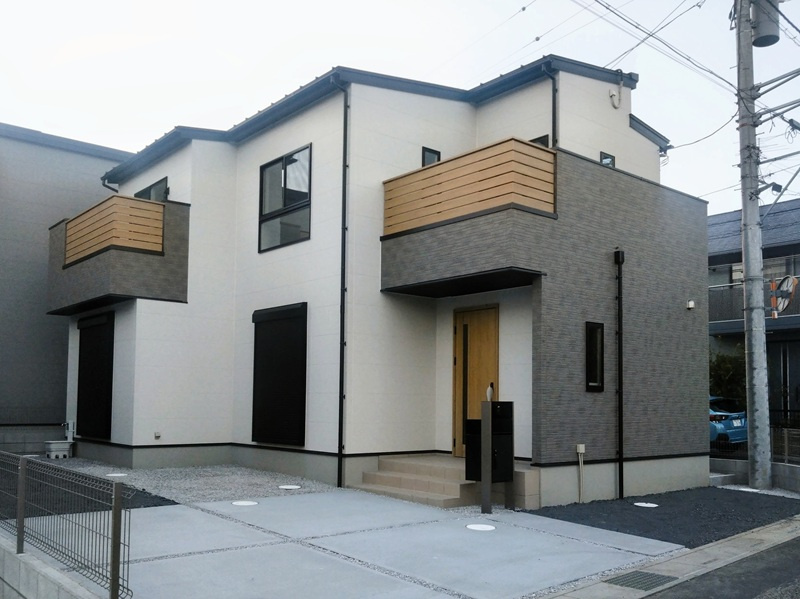 行田市桜町３丁目９区画４号棟　現地写真　～無事に完成しました～明るい外壁にグレーのカラーが映える、ナチュラルな外観。開放感のある広いバルコニーが特徴的なデザインとなっております！