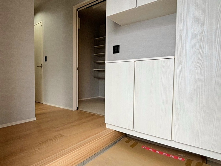 行田市桜町３丁目９区画４号棟　玄関ホール