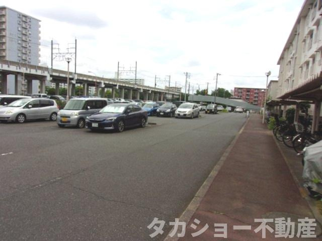 検見川ハイツ1号棟の駐車場