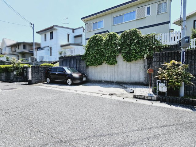 神戸市北区藤原台北町４丁目の中古一戸建の駐車場|■道路側より撮影■カースペース2台(車種・サイズによる)