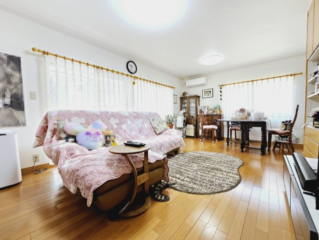 神戸市北区藤原台北町４丁目の中古一戸建の居間・リビング|【リフォーム履歴有】◆2010年8月：2階の引き違い窓を複層ガラスへ交換。クロス・フローリング貼替。