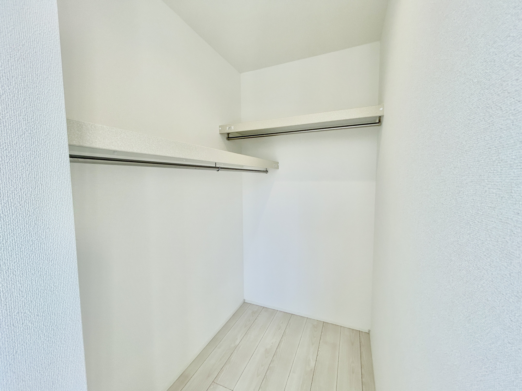 玉村町下新田3期　新築住宅全2棟の収納|ウォークインクローゼットのある住まいで収納上手な生活を実現！衣類だけでなく、箱物や思い出の品もたっぷり収納できますので、整理整頓もスムーズに。居室空間をより広々と使えます！