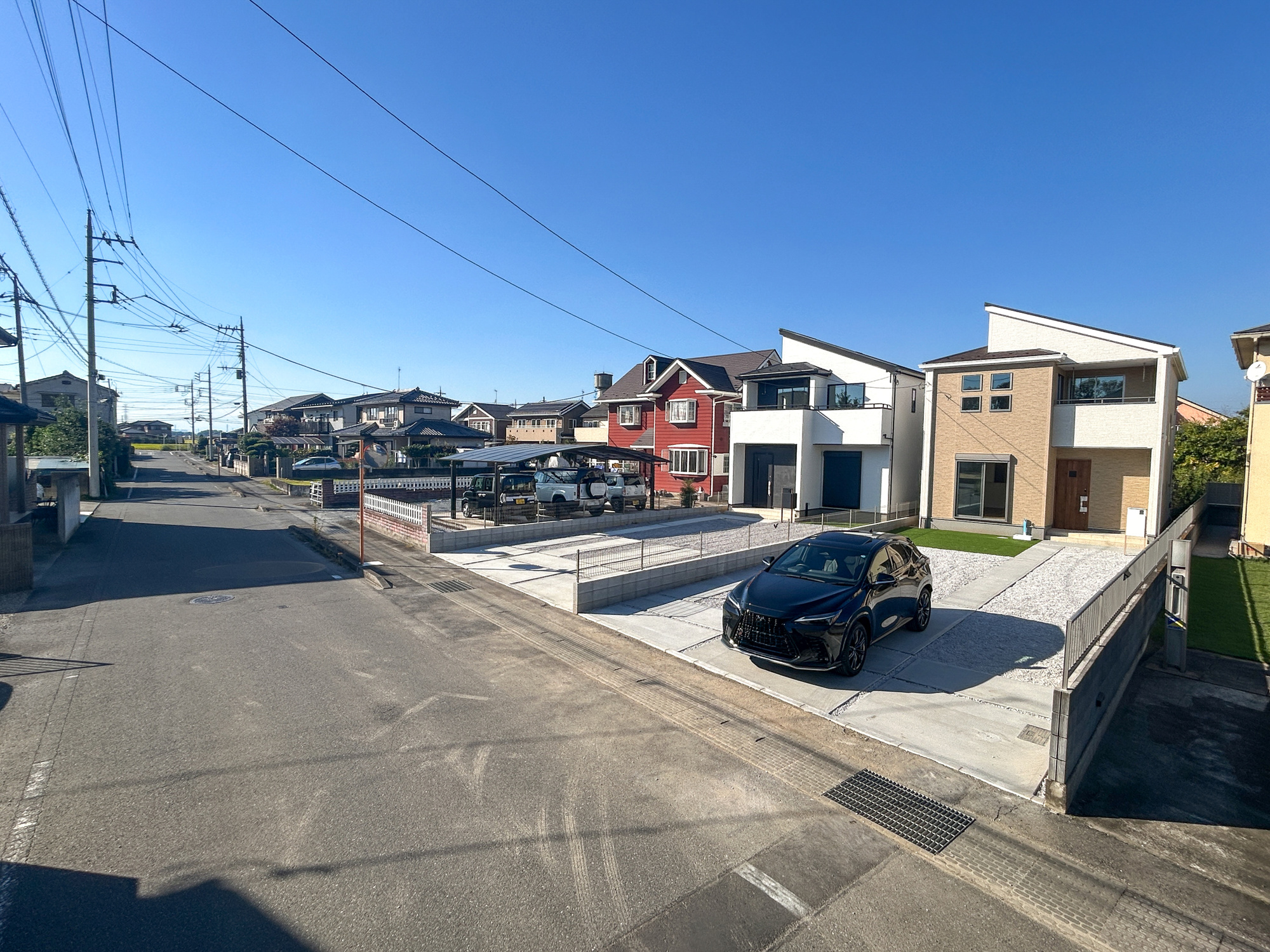 玉村町下新田3期　新築住宅全2棟の前面道路含む現地写真|閑静な住宅地で子育て家族にピッタリ。毎日のお散歩も快適な緑に恵まれたエリアで、自然に包まれた穏やかな暮らしを実現するための、ゆとりある住環境が整っています。


