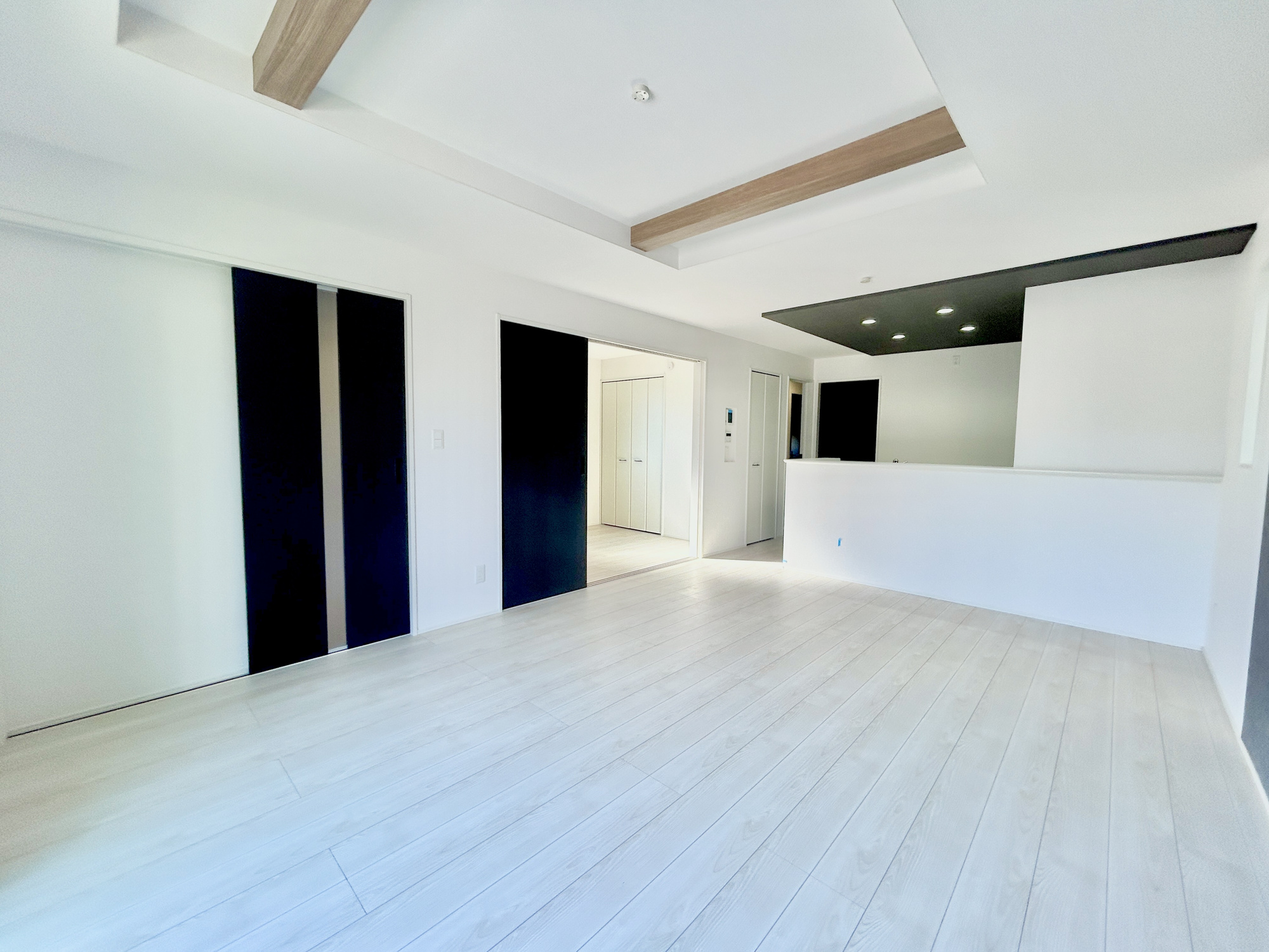 玉村町下新田3期　新築住宅全2棟の居間・リビング|室内にいても、たっぷりの陽光と爽やかな風を感じて頂ける、開放感あふれるリビングです。
ご家族と穏やかに過ごす、心地の良い時間が流れます。