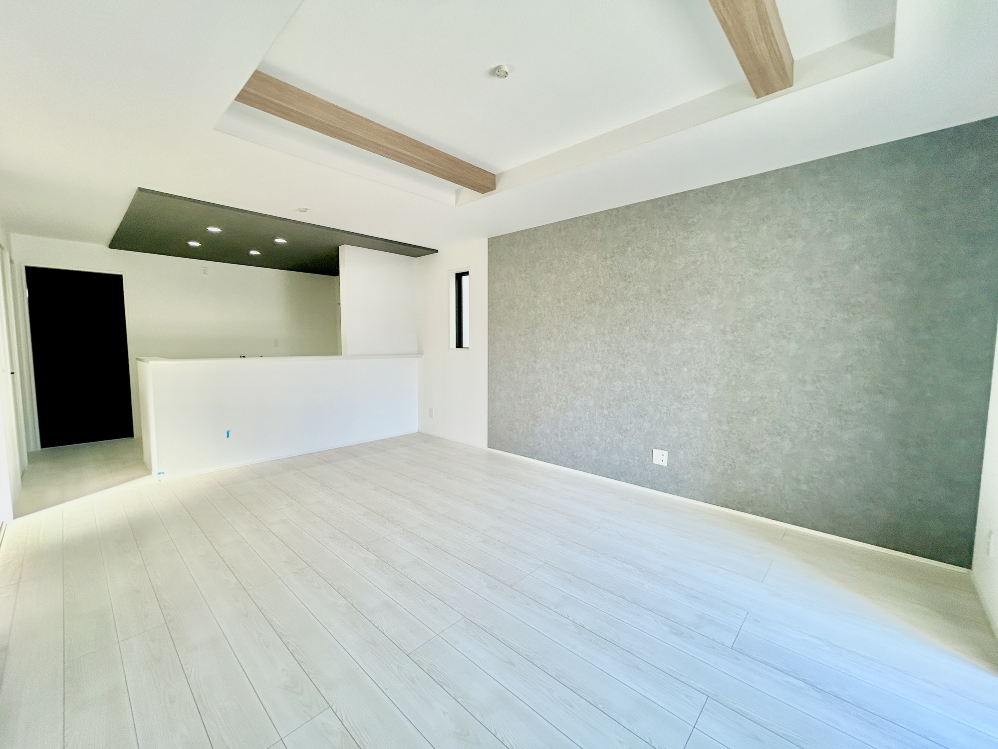 玉村町下新田3期　新築住宅全2棟の居間・リビング|オープンな空間を生み出す、こだわりの広がりとゆとり。家族と過ごす時間を大切にしたい方にぴったりの明るくゆとりある住空間です。南側の窓からの日差しがリビングの隅々までしっかりと届きます！ 