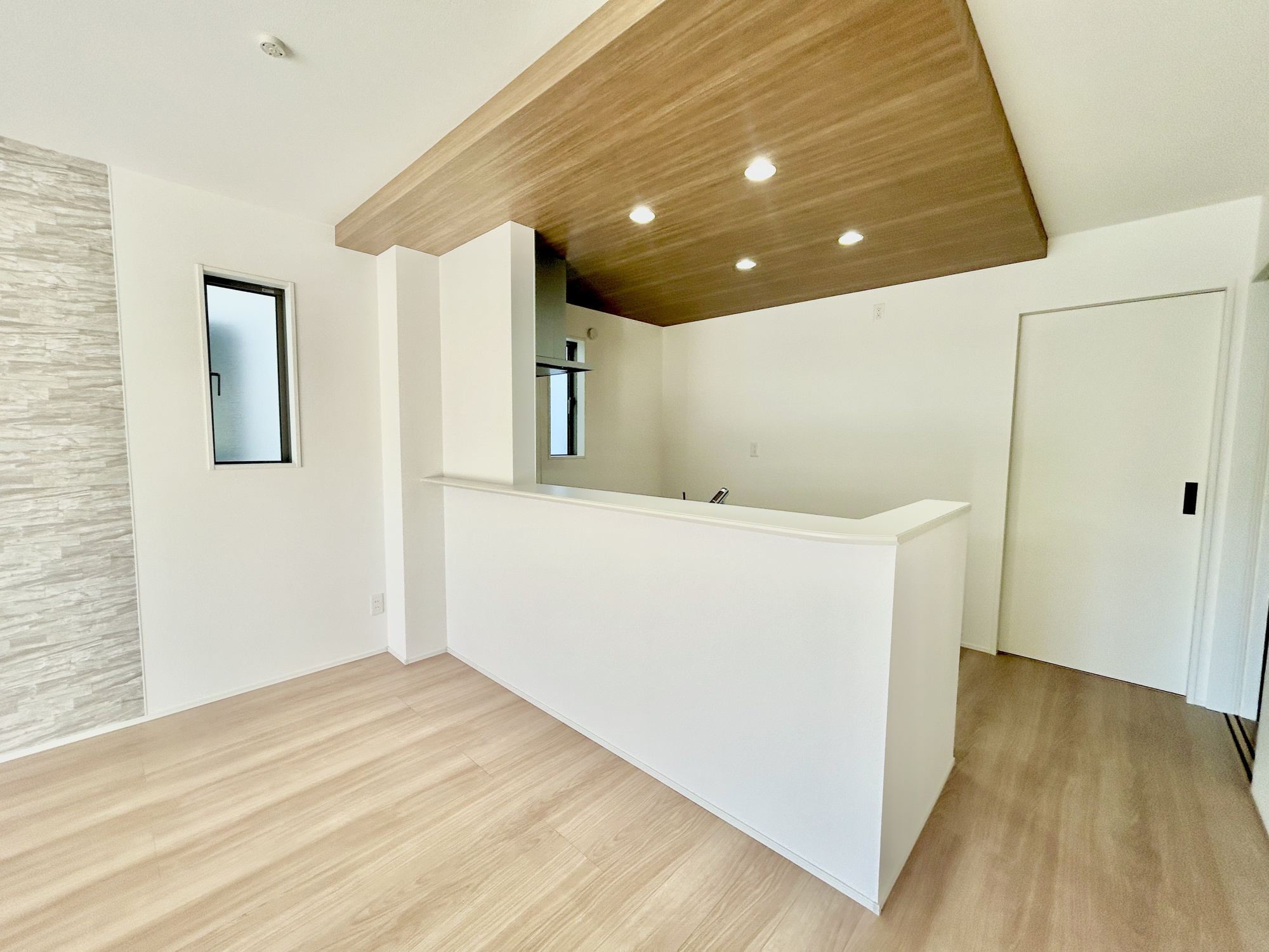 玉村町下新田3期　新築住宅全2棟のキッチン|ここにはみんなが集い、食事と楽しい会話が始まる。話に夢中になりすぎて、ついつい時を忘れてしまう。そんな束の間の幸せを感じさせてくれる場所。