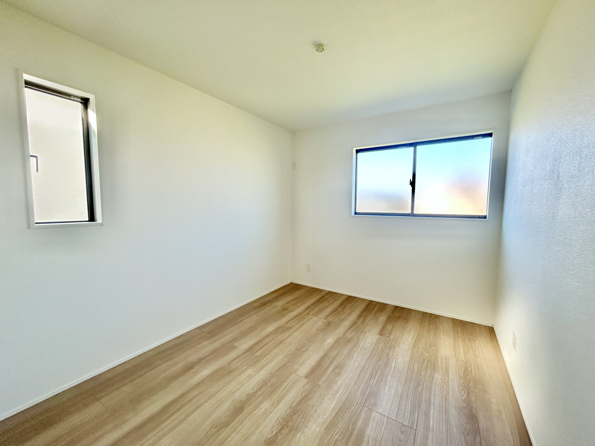 玉村町下新田3期　新築住宅全2棟の子供部屋|広々とした居住空間は日々の暮らしを彩り、心のやすらぎと満足感を与えてくれます。通風と採光を考慮した設計は子供たちはのびのび育ち、家族でくつろぎと団らんを生み出します。
