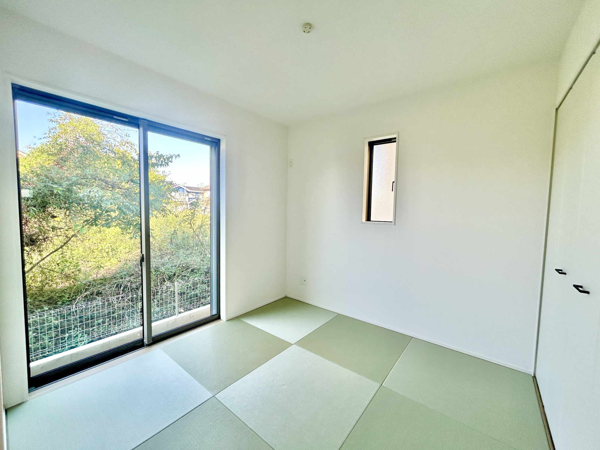玉村町下新田3期　新築住宅全2棟の和室|LDKと隣接した畳室。
リビングから目が届く場所なので、お子様の遊び部屋・お昼寝スペースとして使うのもオススメです♪