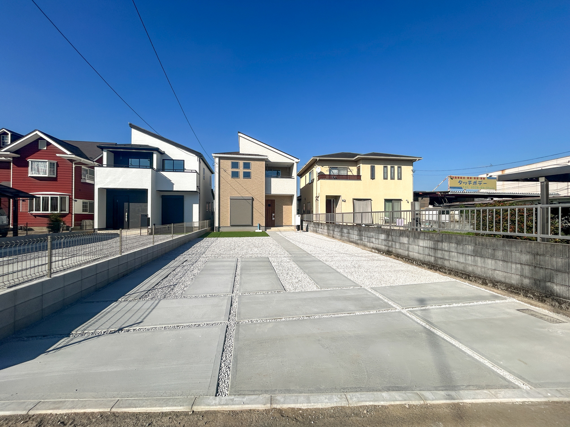 玉村町下新田3期　新築住宅全2棟の駐車場|車庫土間施工、駐車4台可能です(^^♪
