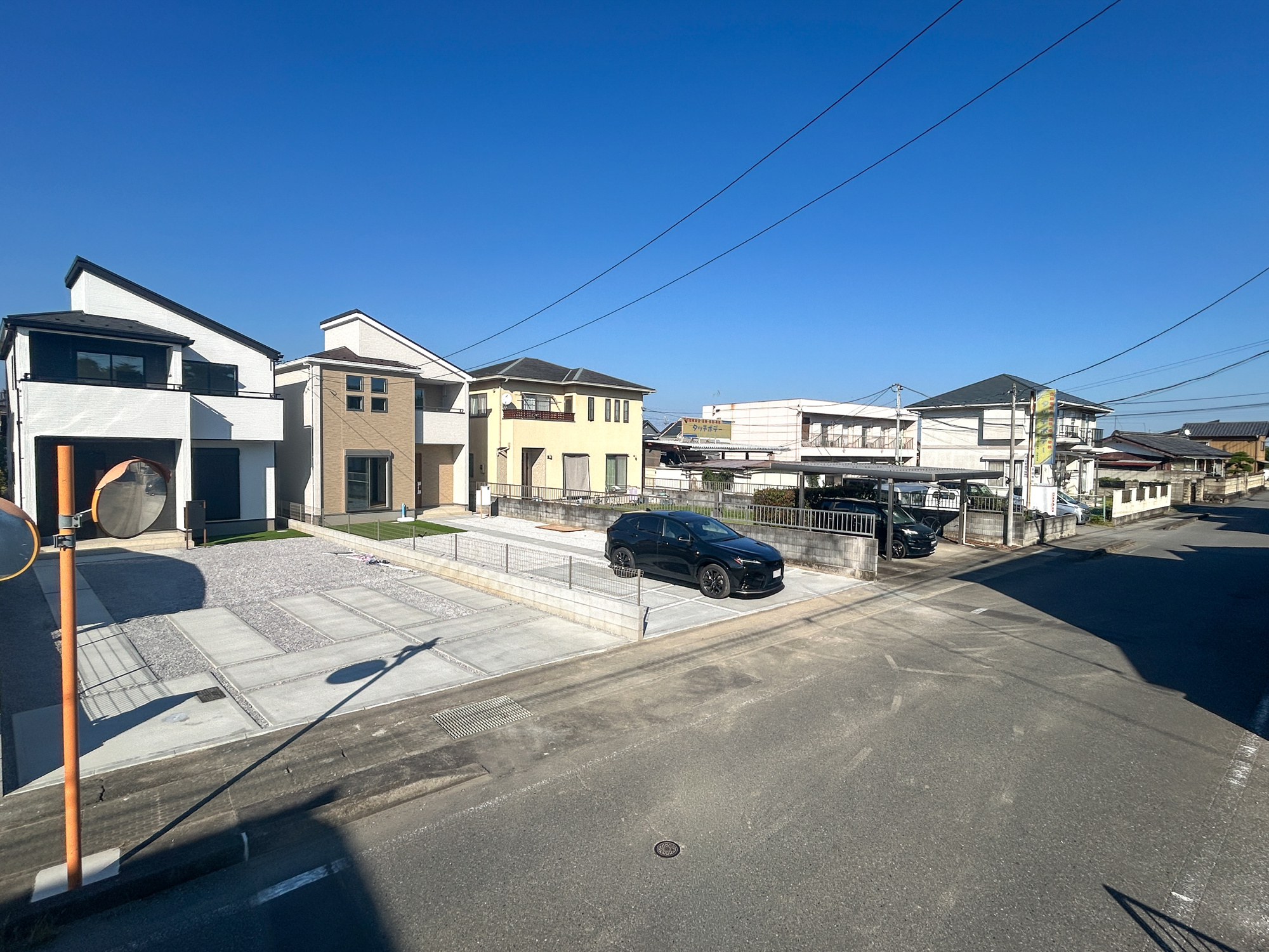 玉村町下新田3期　新築住宅全2棟の前面道路含む現地写真|低層の一戸建てを中心とした街並みが整然と続き、周辺は高い建物が建っていないので、採光や開放性に恵まれ、空が広く緑の多い閑静な趣を感じる環境です。

