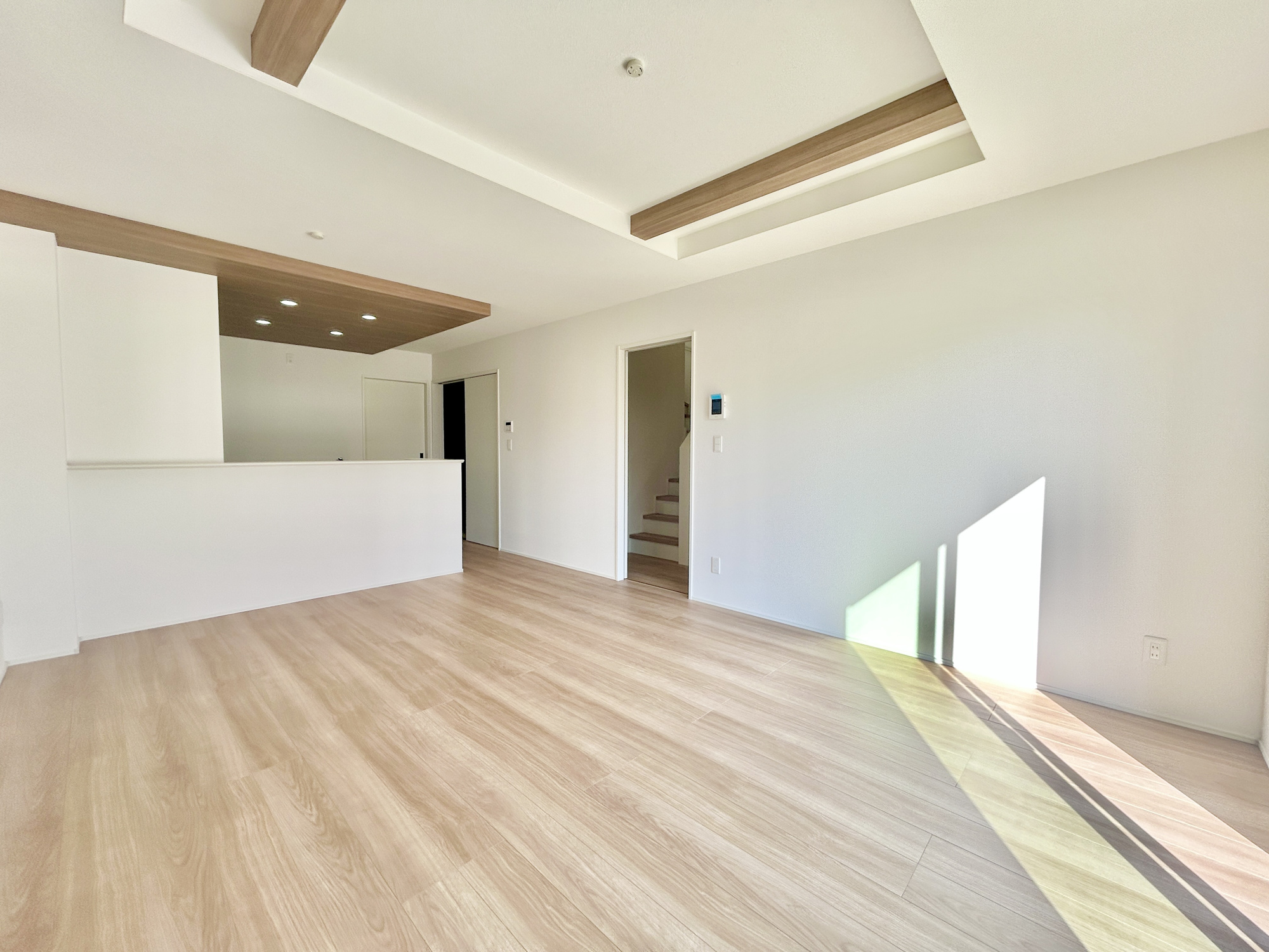 玉村町下新田3期　新築住宅全2棟の居間・リビング|室内にいても、たっぷりの陽光と爽やかな風を感じて頂ける、開放感あふれるリビングです。
ご家族と穏やかに過ごす、心地の良い時間が流れます。
