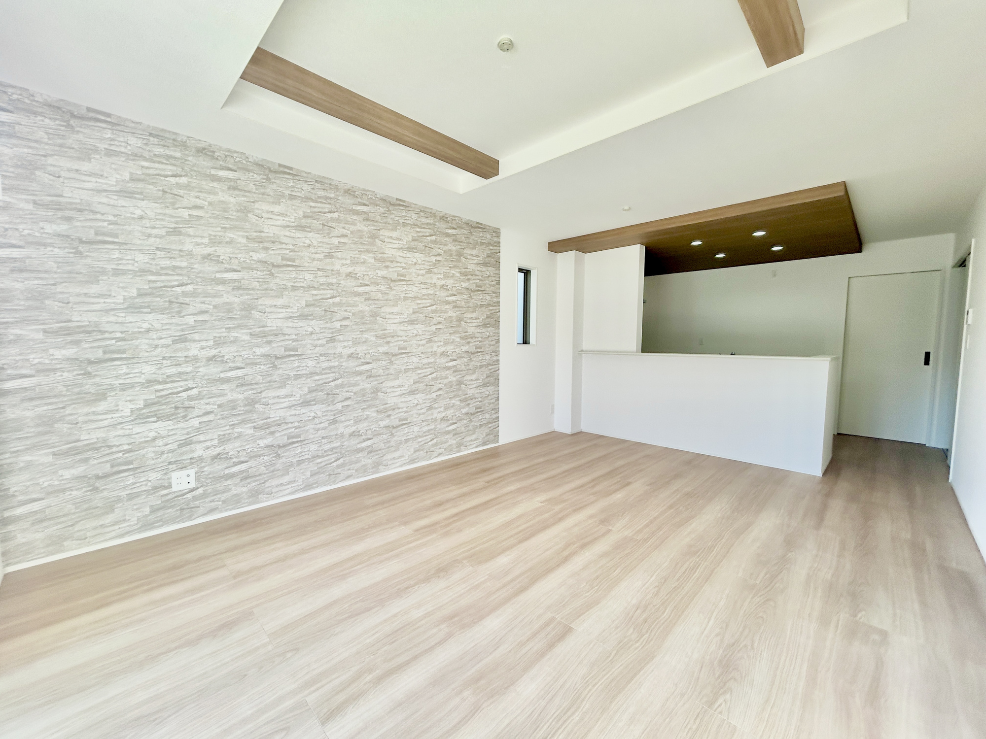 玉村町下新田3期　新築住宅全2棟のキッチン|オープンな空間を生み出す、こだわりの広がりとゆとり。家族と過ごす時間を大切にしたい方にぴったりの明るくゆとりある住空間です。南側の窓からの日差しがリビングの隅々までしっかりと届きます！ 
