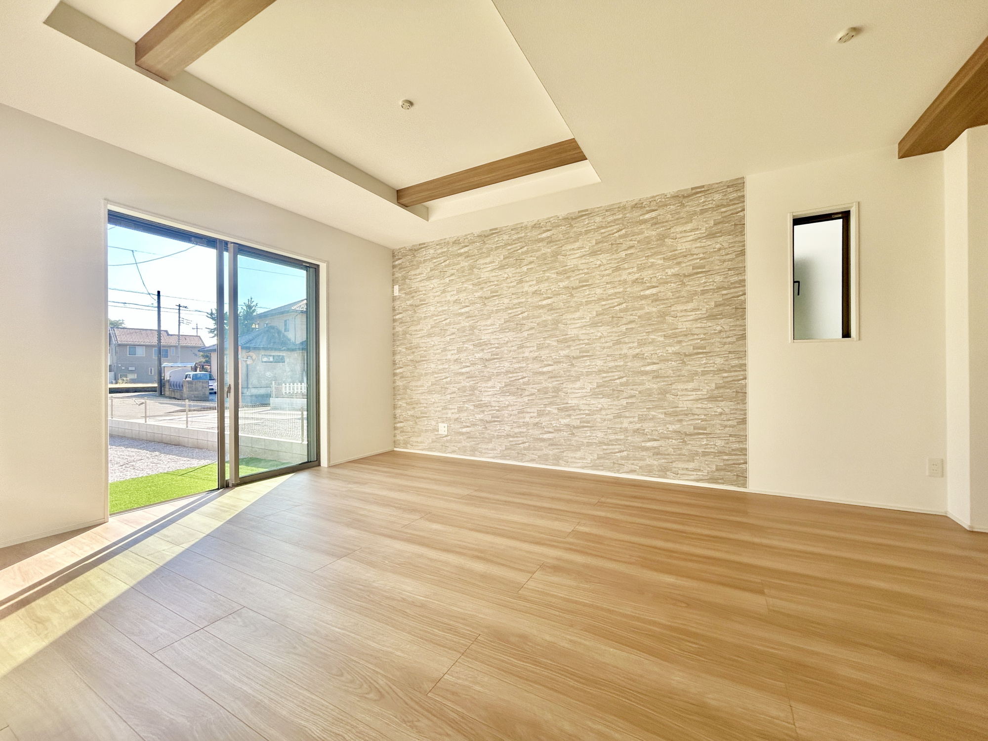 玉村町下新田3期　新築住宅全2棟の居間・リビング|オープンでのびやかな空間を生み出す、こだわりの広がりとゆとり。家族と過ごす時間を大切にしたい方にぴったりの明るくゆとりある住空間です。