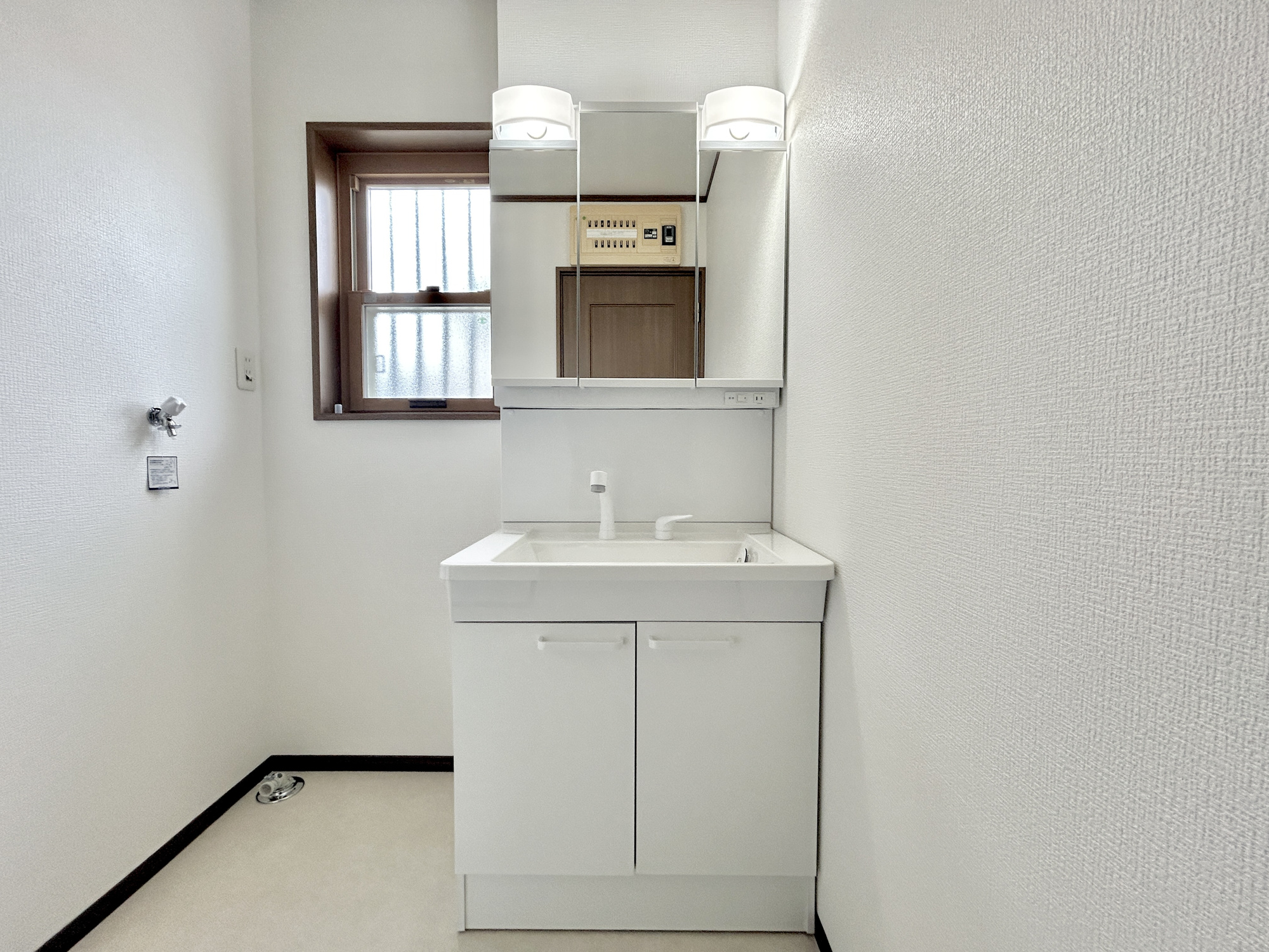 伊勢崎市西久保町1丁目　中古物件の独立洗面台|広く、明るい洗面スペースで朝の身支度も快適に♪洗面所にも窓がついているので、換気が出来て外の新鮮な空気が取り込めて気持ちいいです♪
