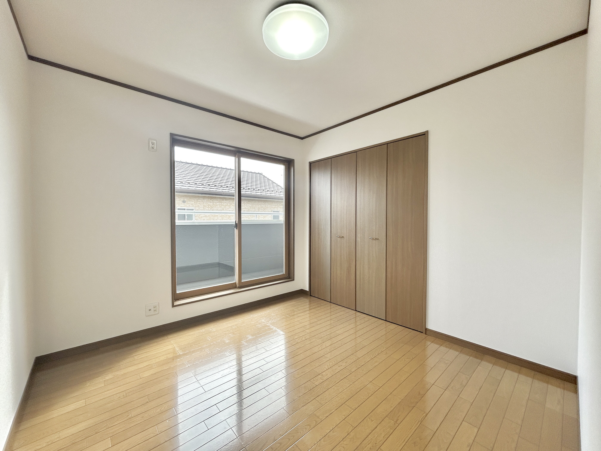 伊勢崎市西久保町1丁目　中古物件の洋室|木目のフローリングが暖かみのある室内に。明るい寝室で心地のいい朝を迎えられそう。
