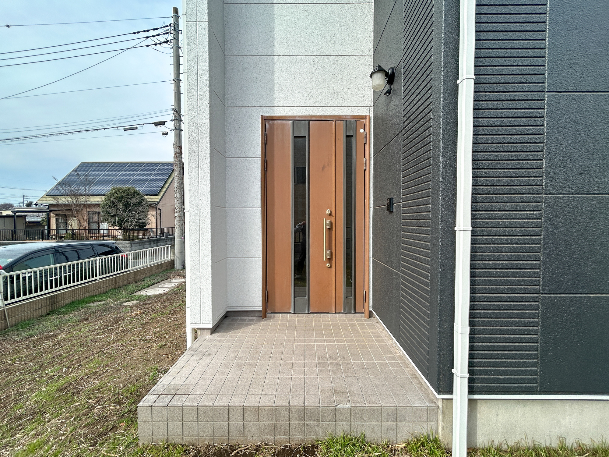 伊勢崎市西久保町1丁目　中古物件の玄関|玄関上は屋根があるので雨の心配いらず♪