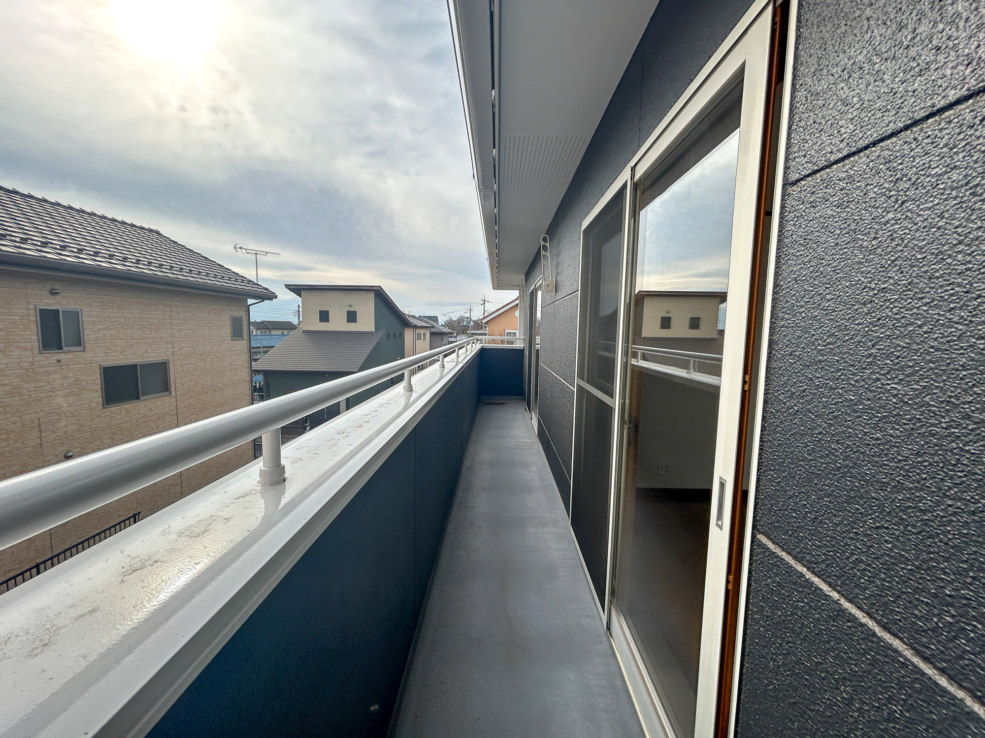 伊勢崎市西久保町1丁目　中古物件のバルコニー|開放的なバルコニーは見晴らしもよく、太陽の温かな温もりをめいっぱい受け止めてくれます。太陽の光と爽やかな風を受けたお洗濯物はあっという間に乾き、取りこむ時には太陽の匂いを感じられそうですね。