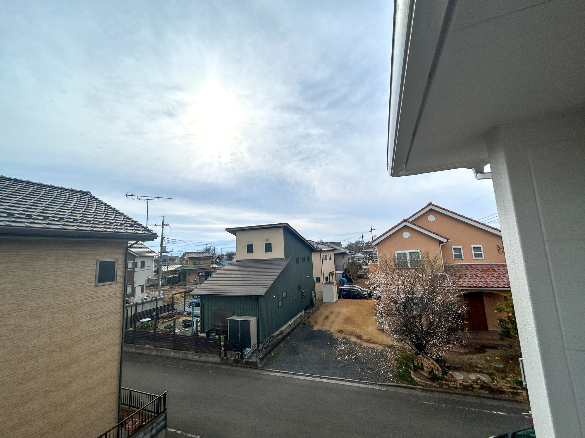 伊勢崎市西久保町1丁目　中古物件の展望|低層の一戸建てを中心とした街並みが整然と続き、周辺は高い建物が建っていないので、採光や開放性に恵まれ、空が広く緑の多い閑静な趣を感じる環境です。