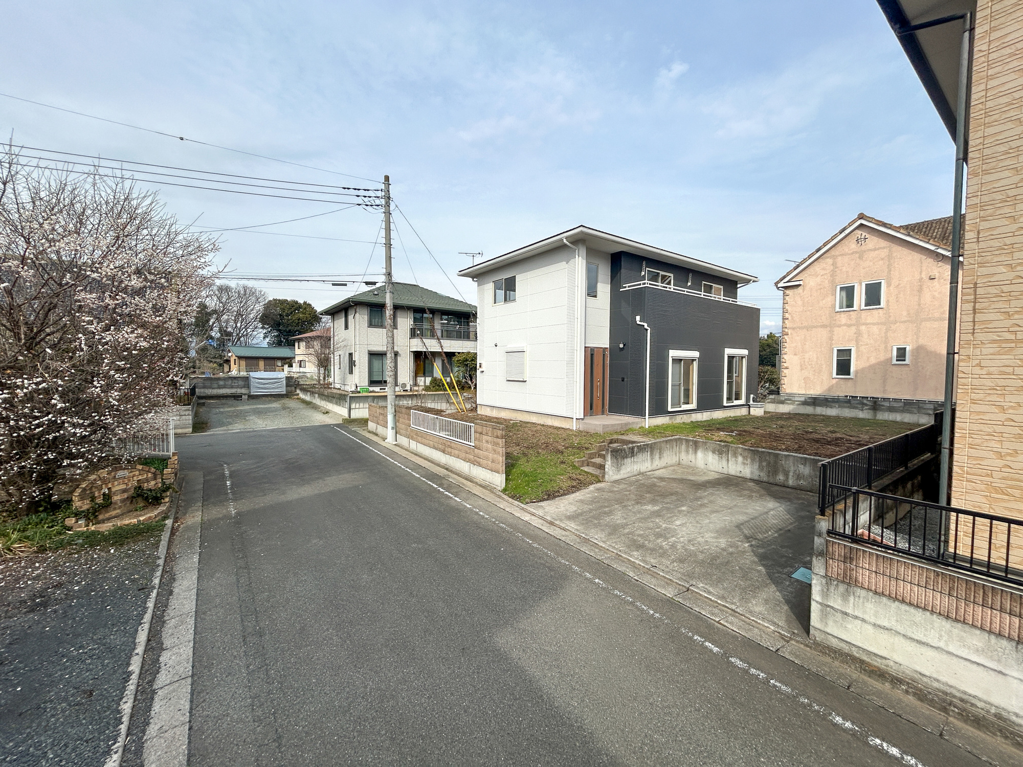 伊勢崎市西久保町1丁目　中古物件の前面道路含む現地写真|閑静な住宅地で子育て家族にピッタリ。毎日のお散歩も快適な緑に恵まれたエリアで、自然に包まれた穏やかな暮らしを実現するための、ゆとりある住環境が整っています。

