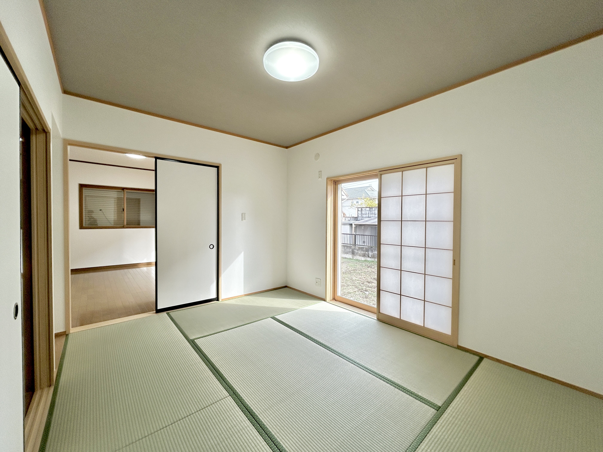 伊勢崎市西久保町1丁目　中古物件の和室|LDKと隣接した和室。
リビングから目が届く場所なので、お子様の遊び部屋・お昼寝スペースとして使うのもオススメです♪